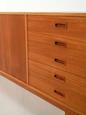 Sideboard scandinavo anni 60 dalle linee eleganti 9