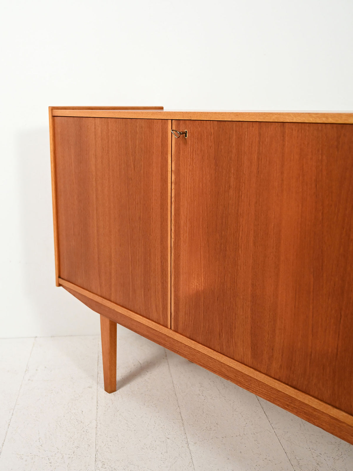 Sideboard scandinavo anni 60 dalle linee eleganti 10