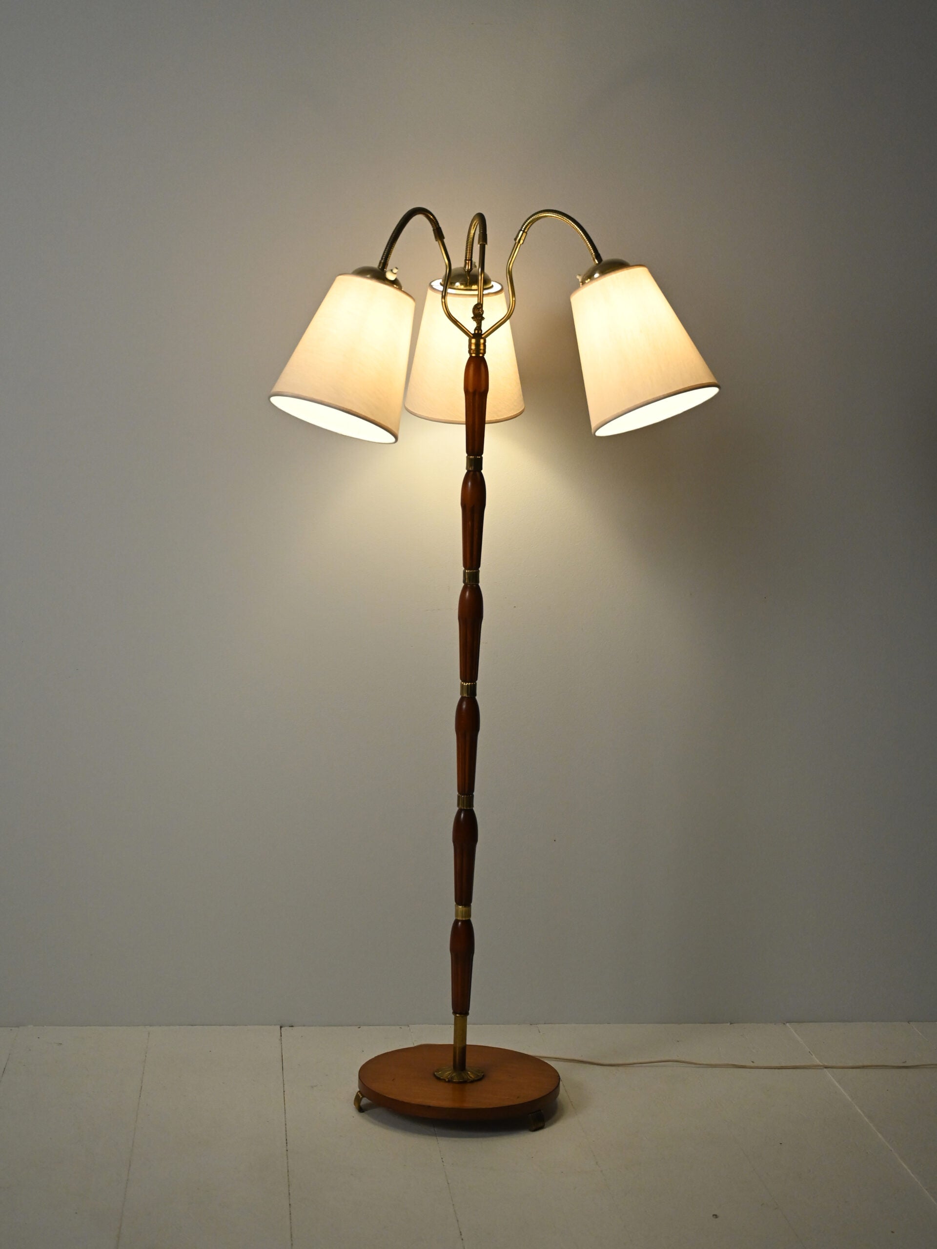 Lampada da terra scandinava a tre bracci in teak e ottone, anni 40–50