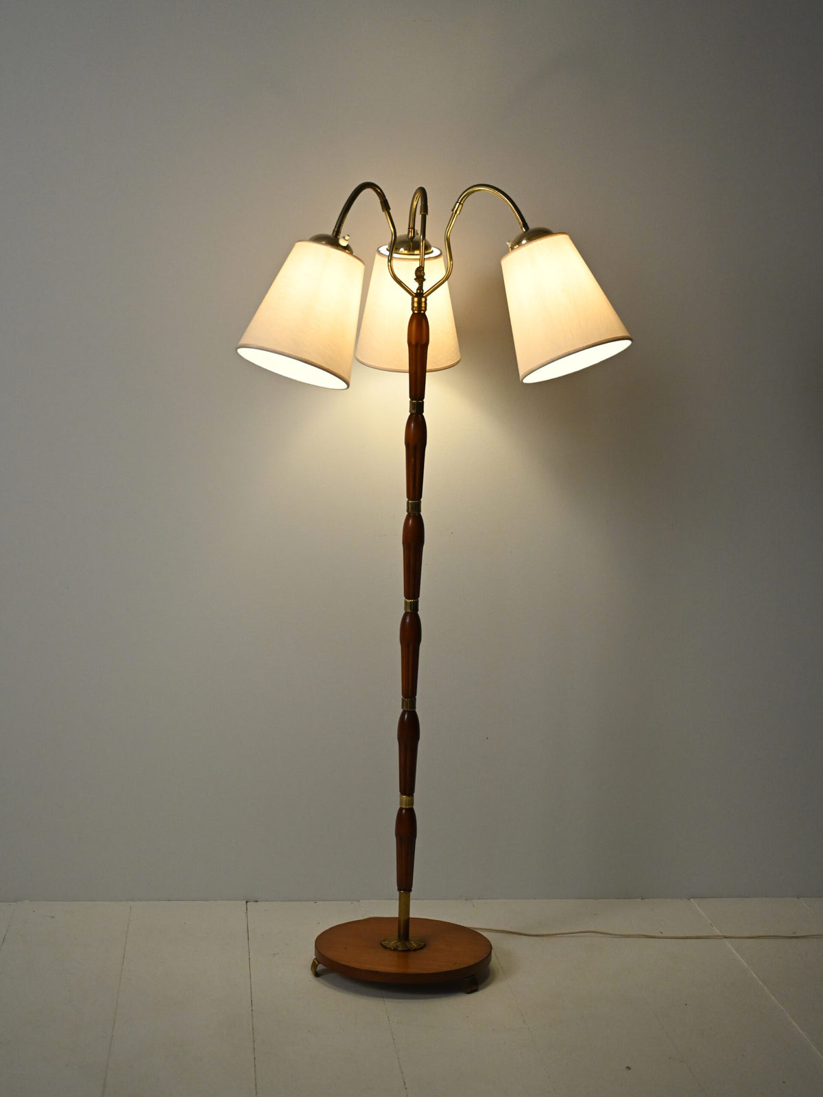 Lampada da terra scandinava a tre bracci in teak e ottone, anni 40–50