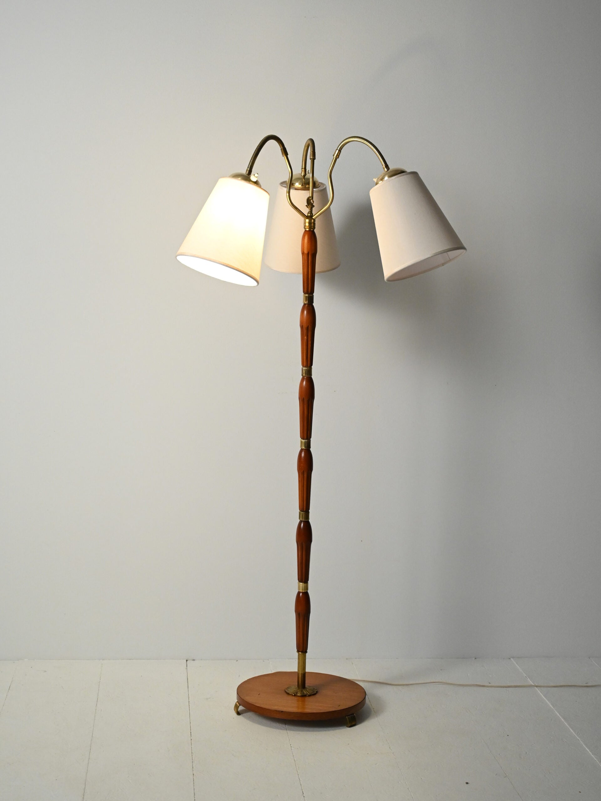 Lampada da terra scandinava a tre bracci in teak e ottone, anni 40–50 2