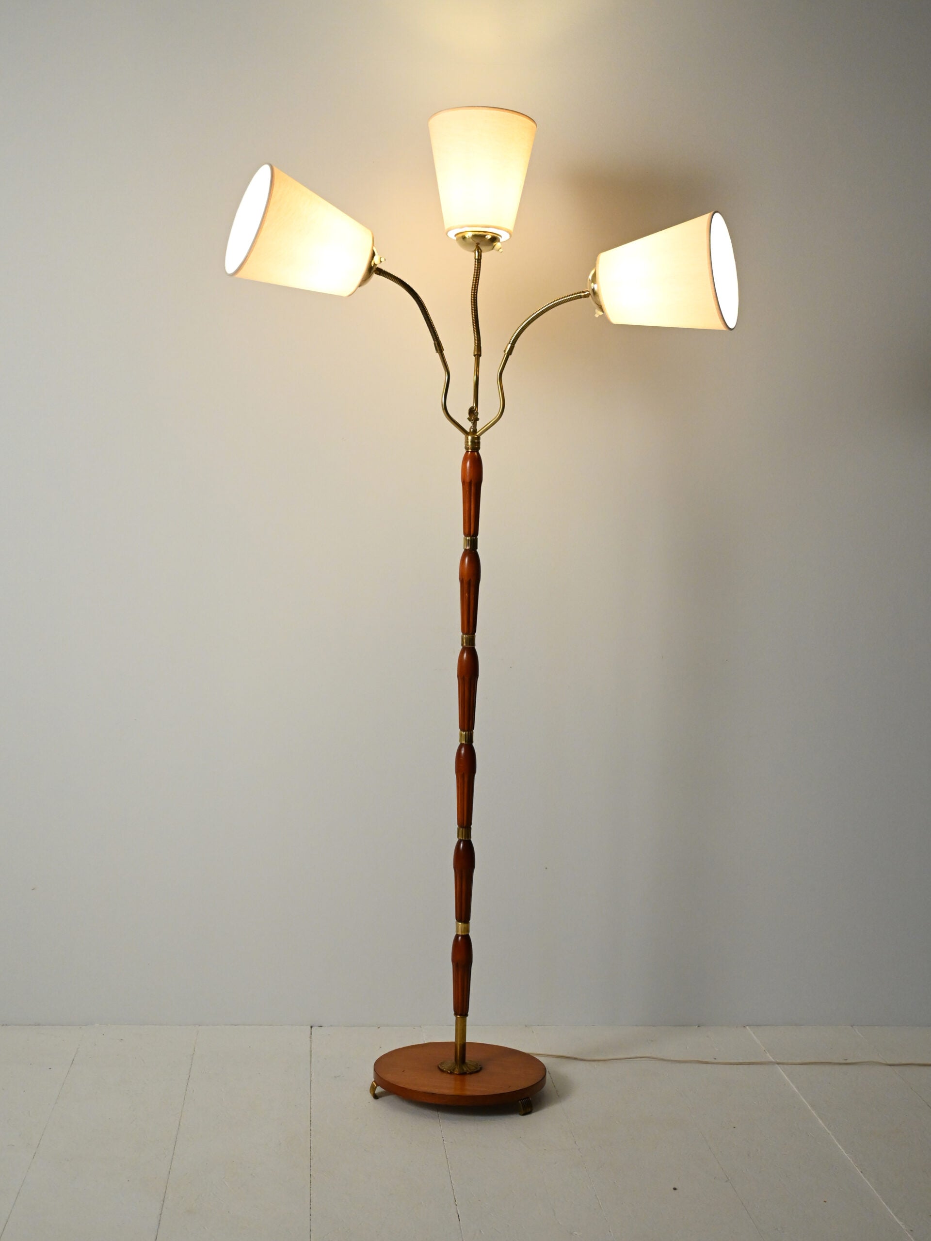 Lampada da terra scandinava a tre bracci in teak e ottone, anni 40–50 4