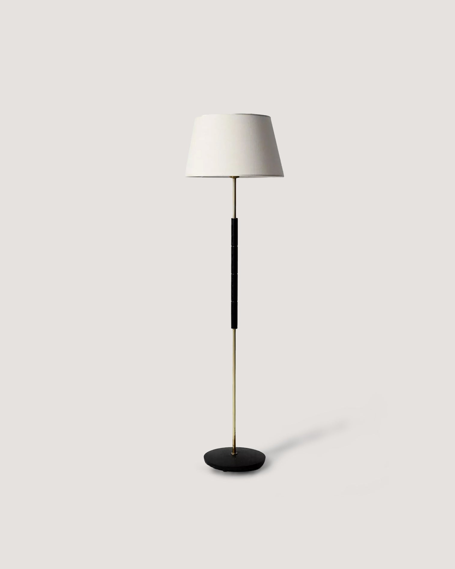 Lampada da terra scandinava in legno nero e ottone