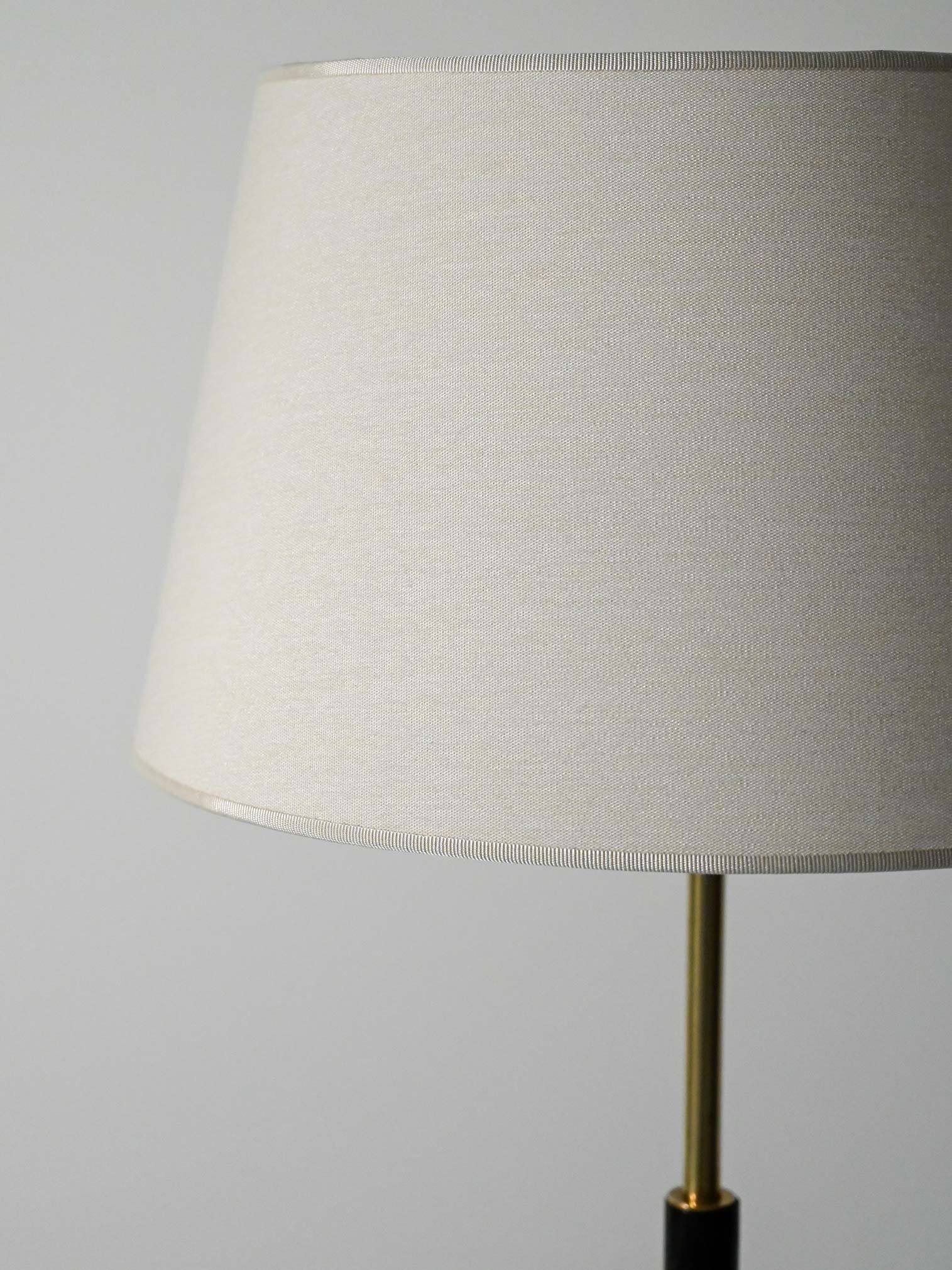 Lampada da terra scandinava in legno nero e ottone 2