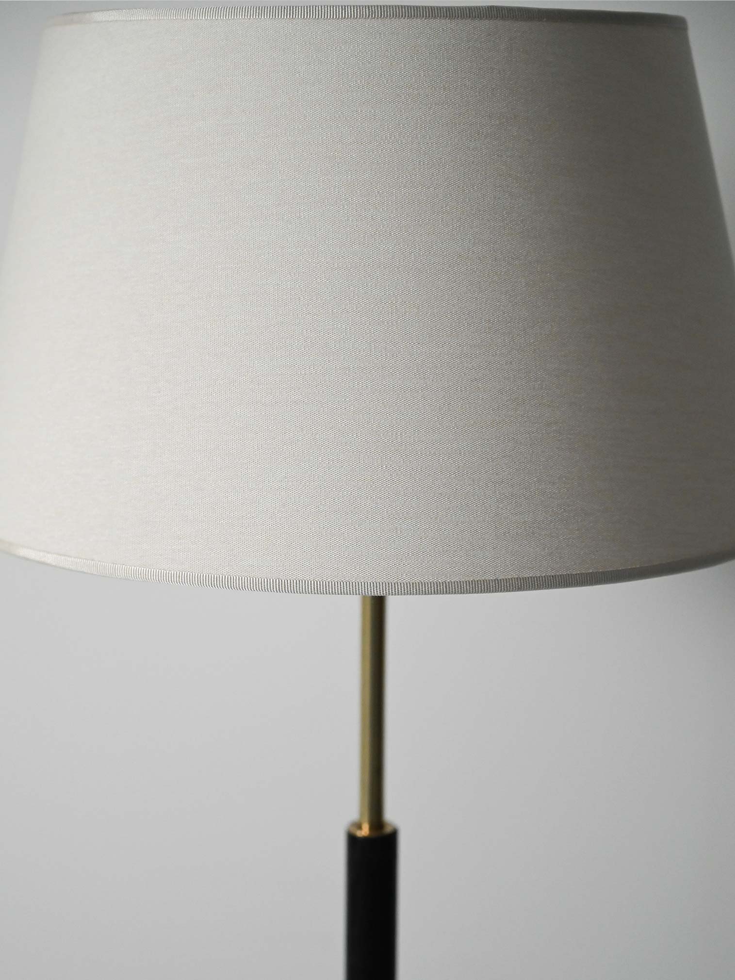 Lampada da terra scandinava in legno nero e ottone 3