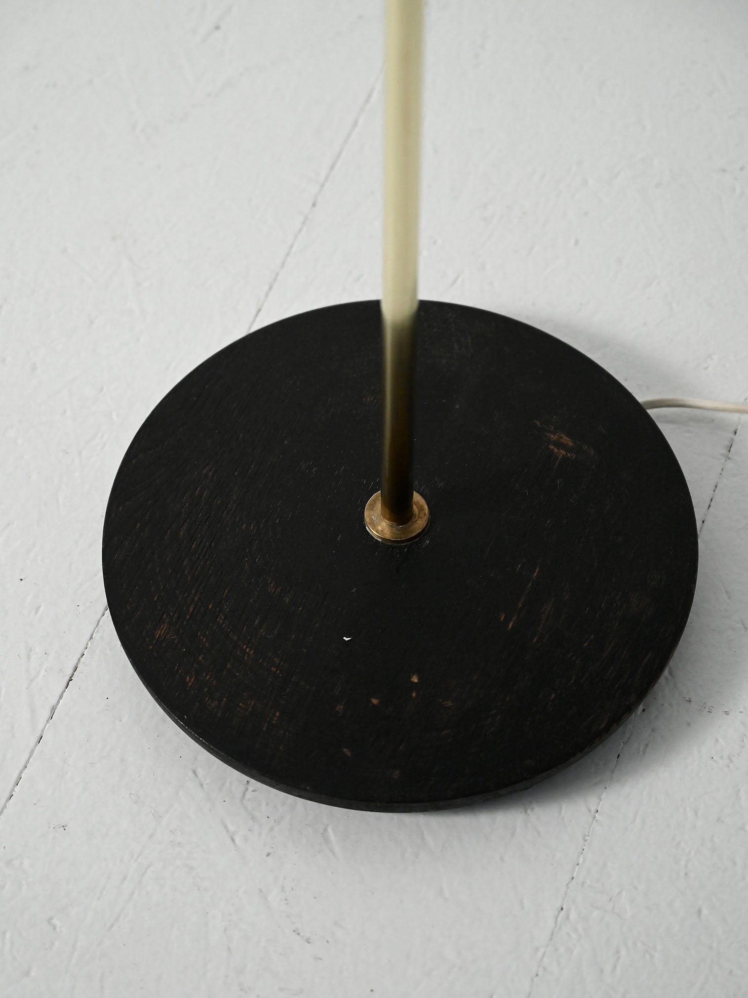 Lampada da terra scandinava in legno nero e ottone 5