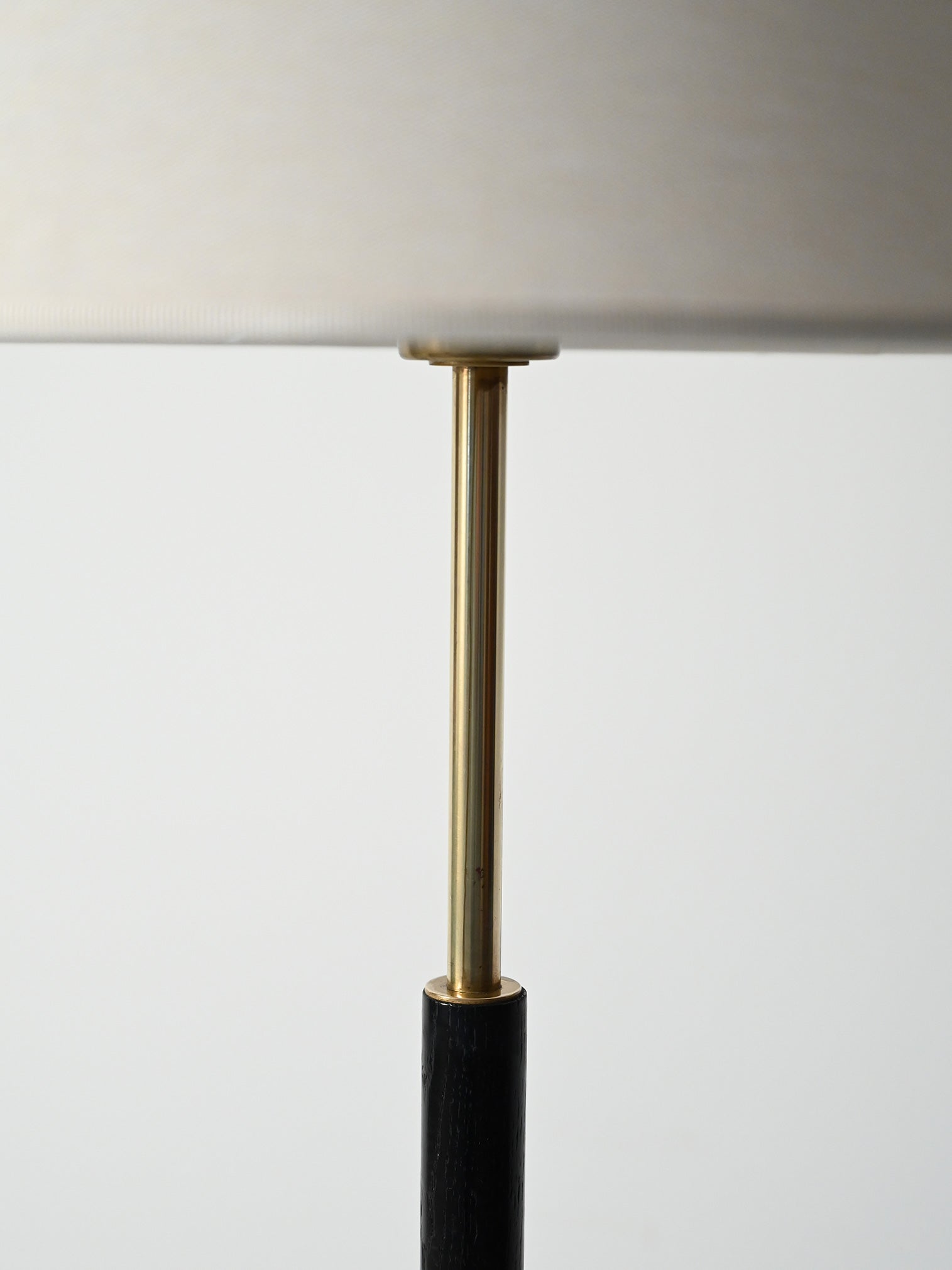 Lampada da terra scandinava in legno nero e ottone 6