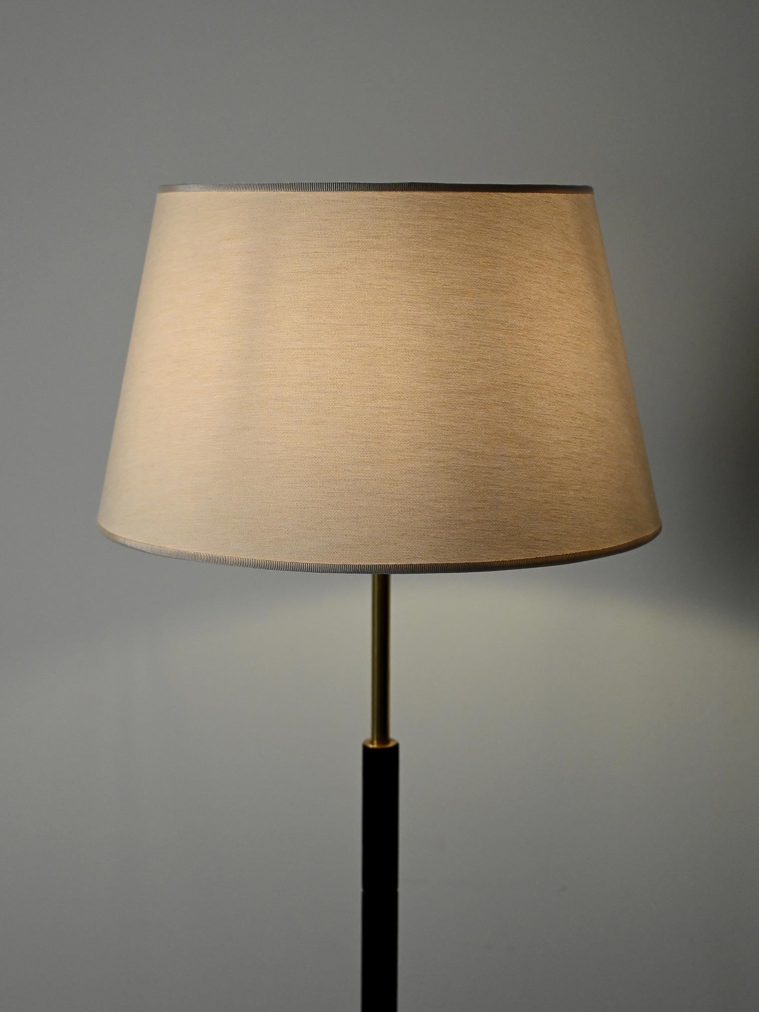 Lampada da terra scandinava in legno nero e ottone 7