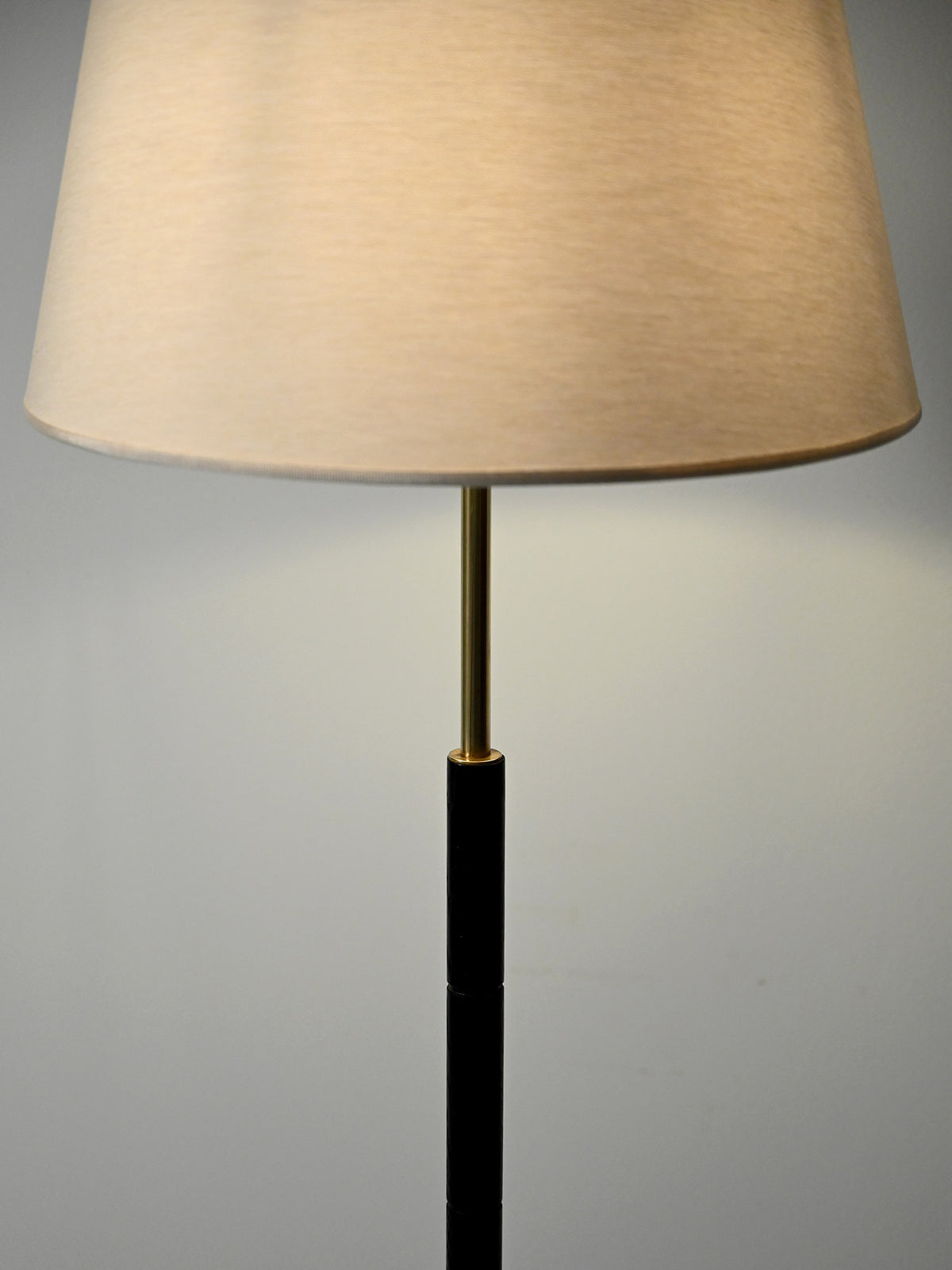 Lampada da terra scandinava in legno nero e ottone 9