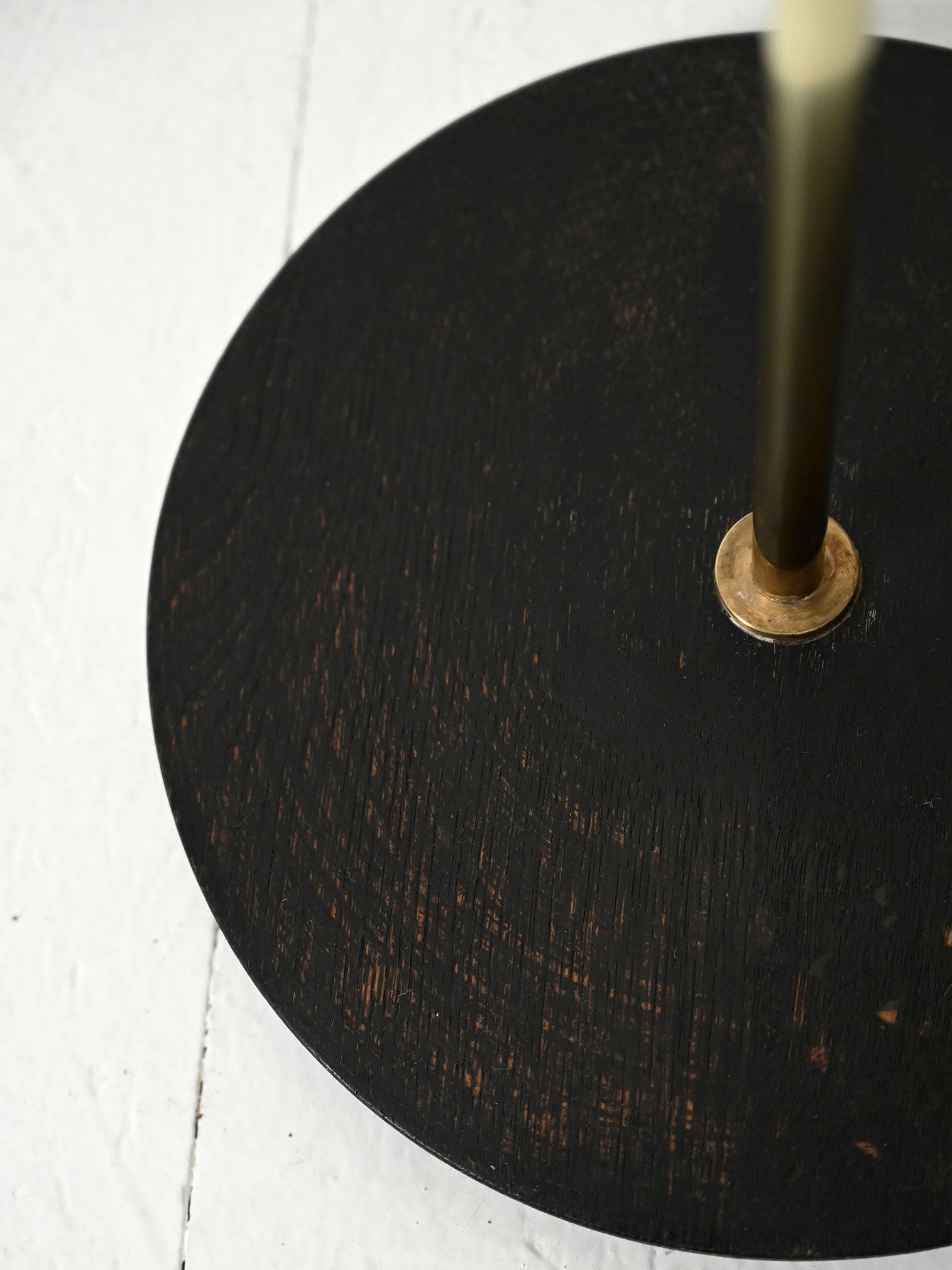 Lampada da terra scandinava in legno nero e ottone 10