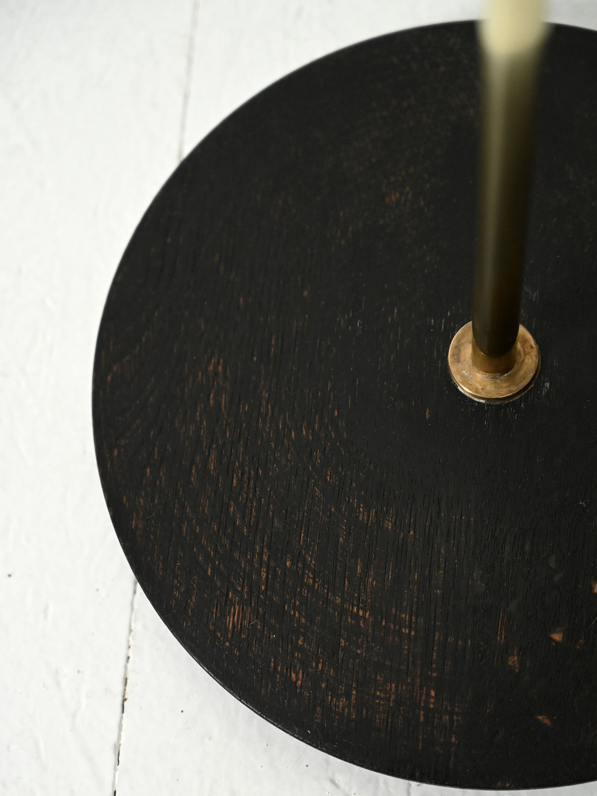 Lampada da terra scandinava in legno nero e ottone 10