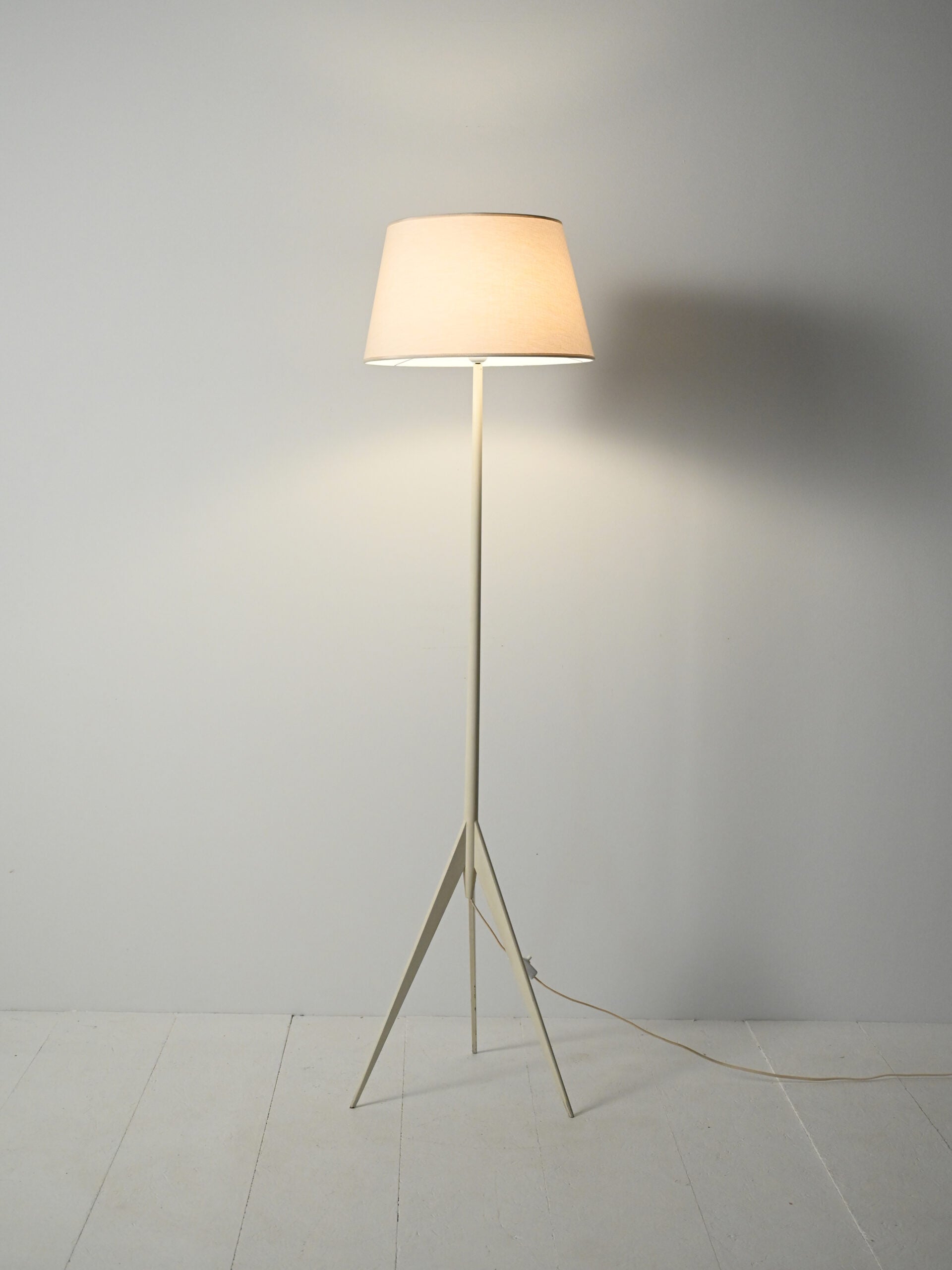 Lampada da terra tripode scandinava in legno laccato bianco