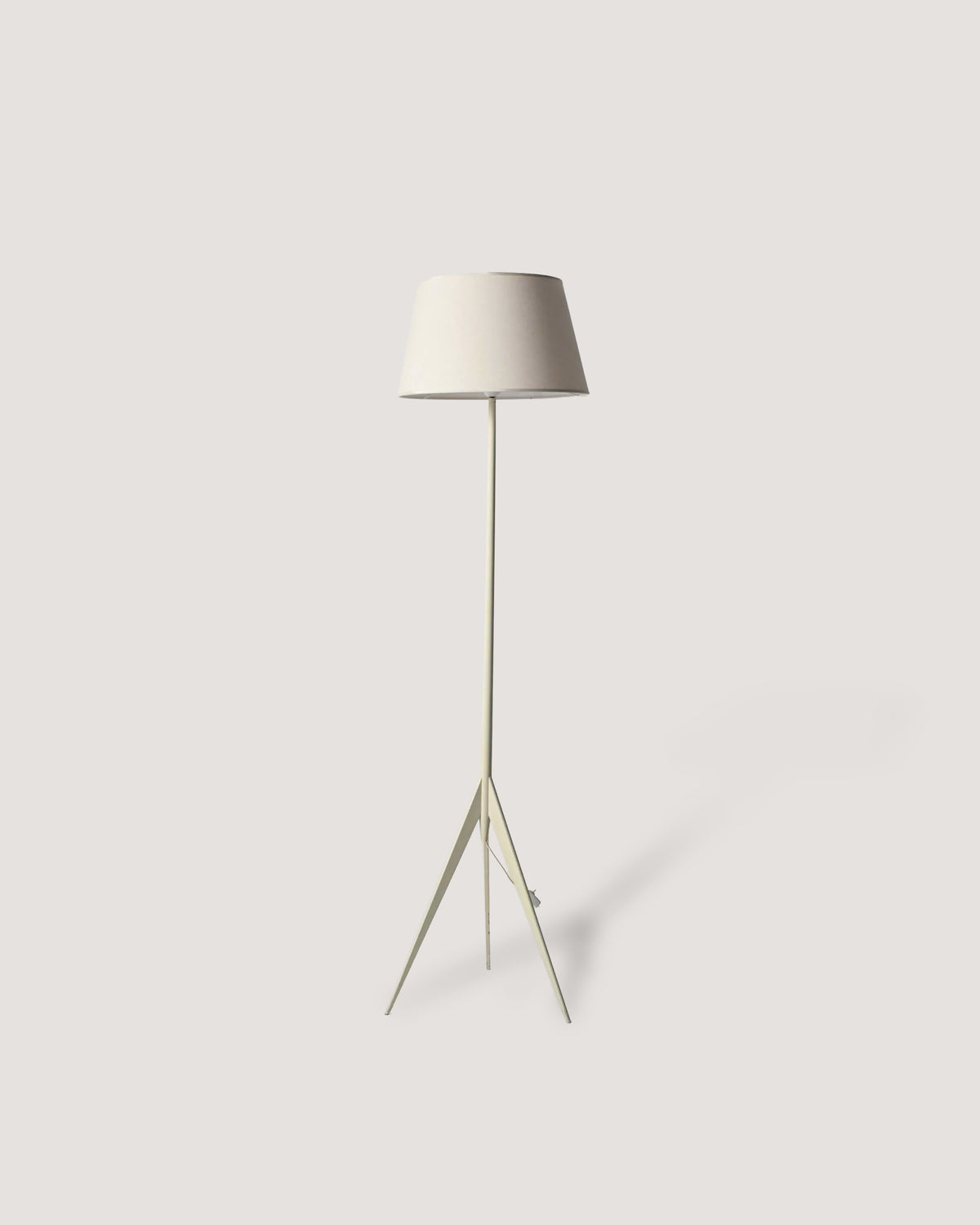Lampada da terra tripode scandinava in legno laccato bianco