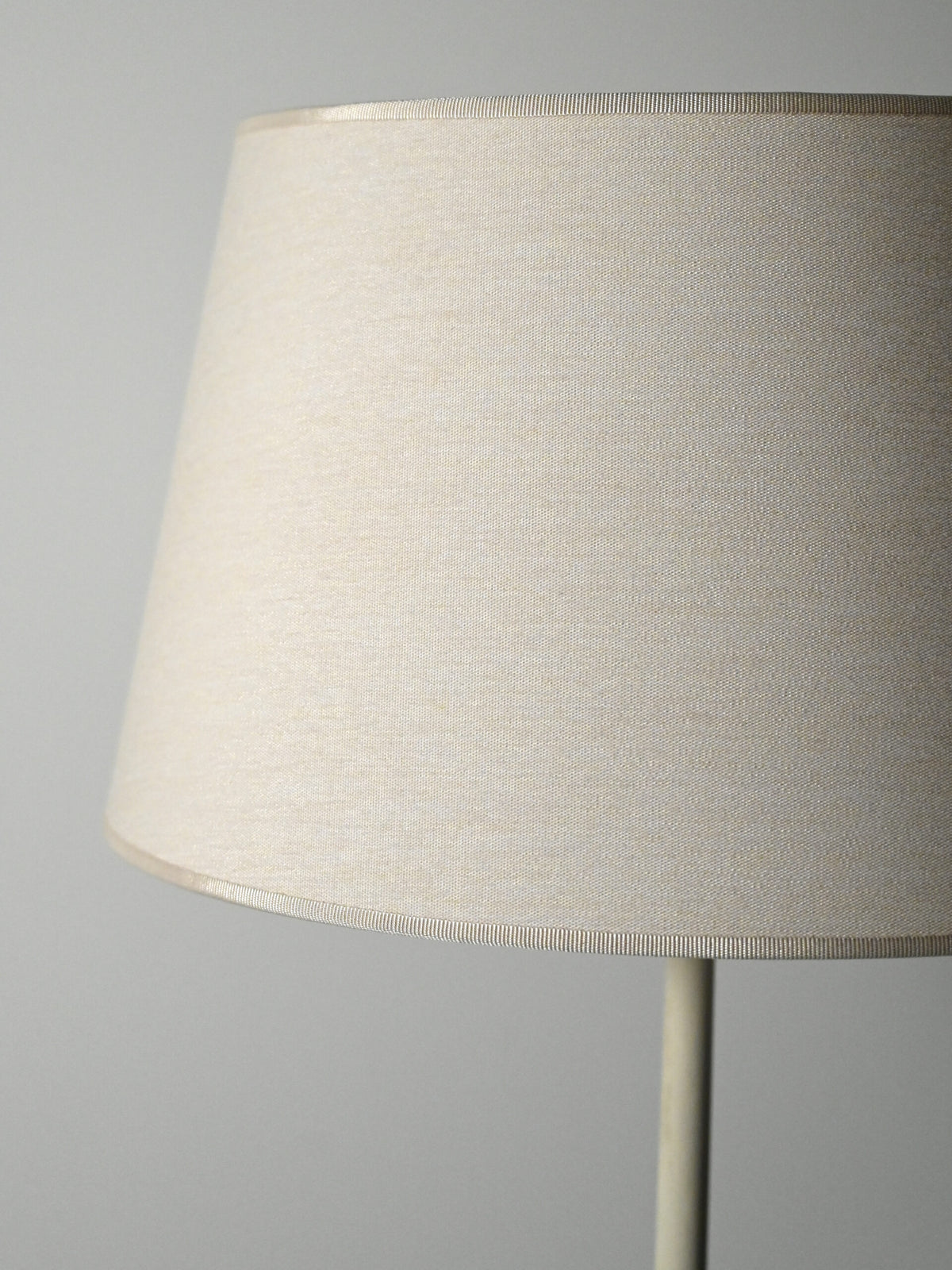 Lampada da terra tripode scandinava in legno laccato bianco 2