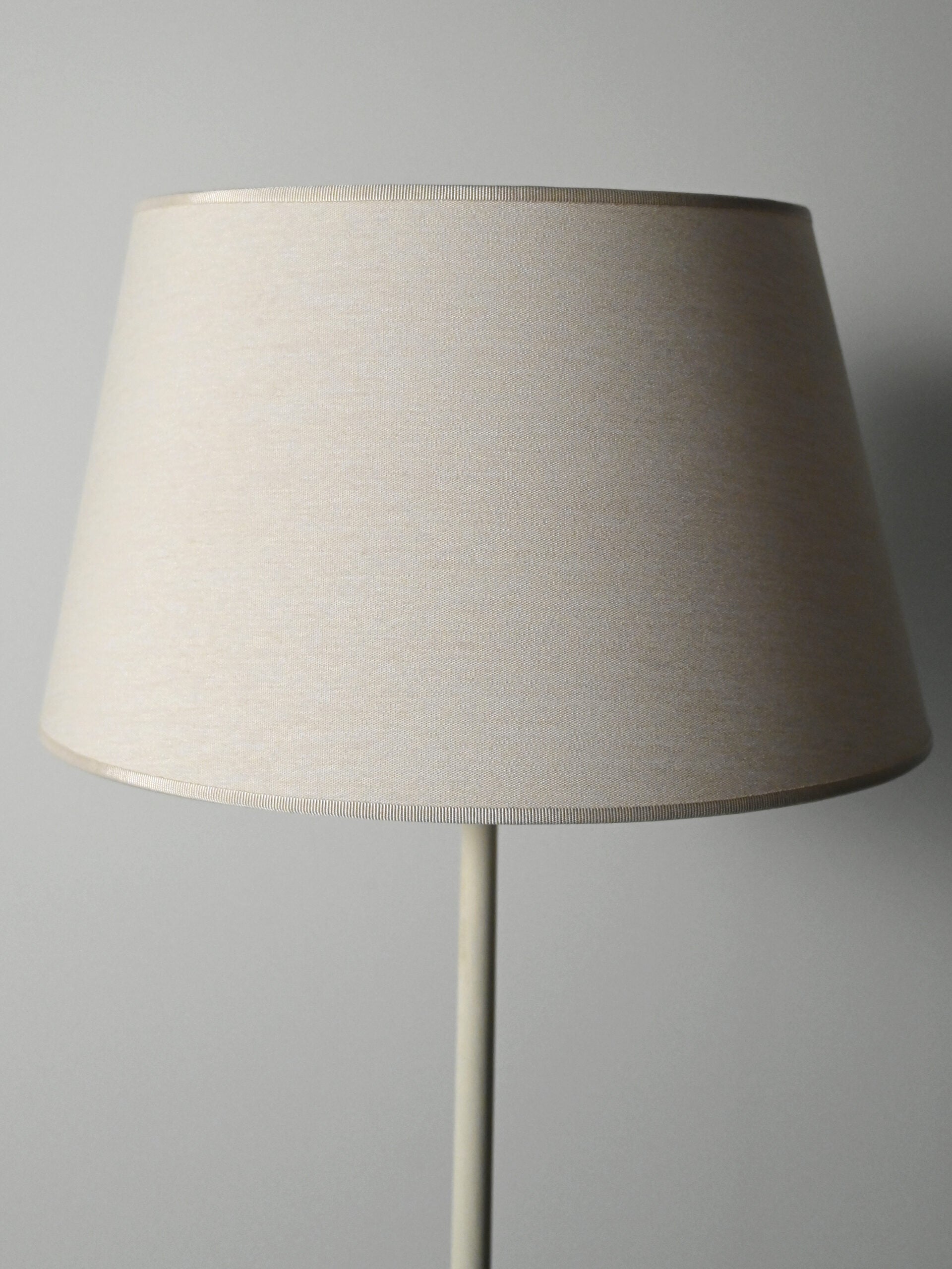 Lampada da terra tripode scandinava in legno laccato bianco 3