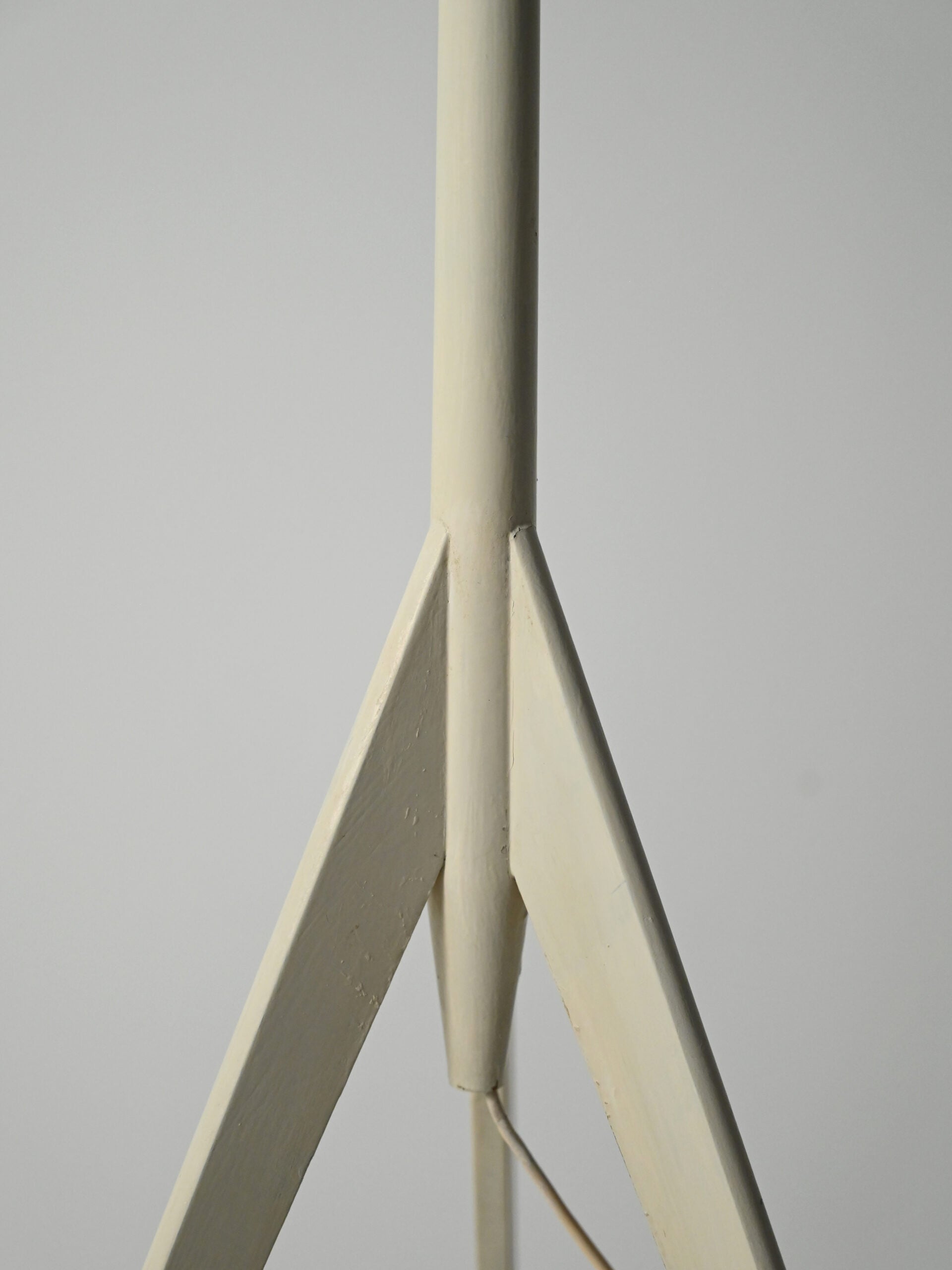 Lampada da terra tripode scandinava in legno laccato bianco 4