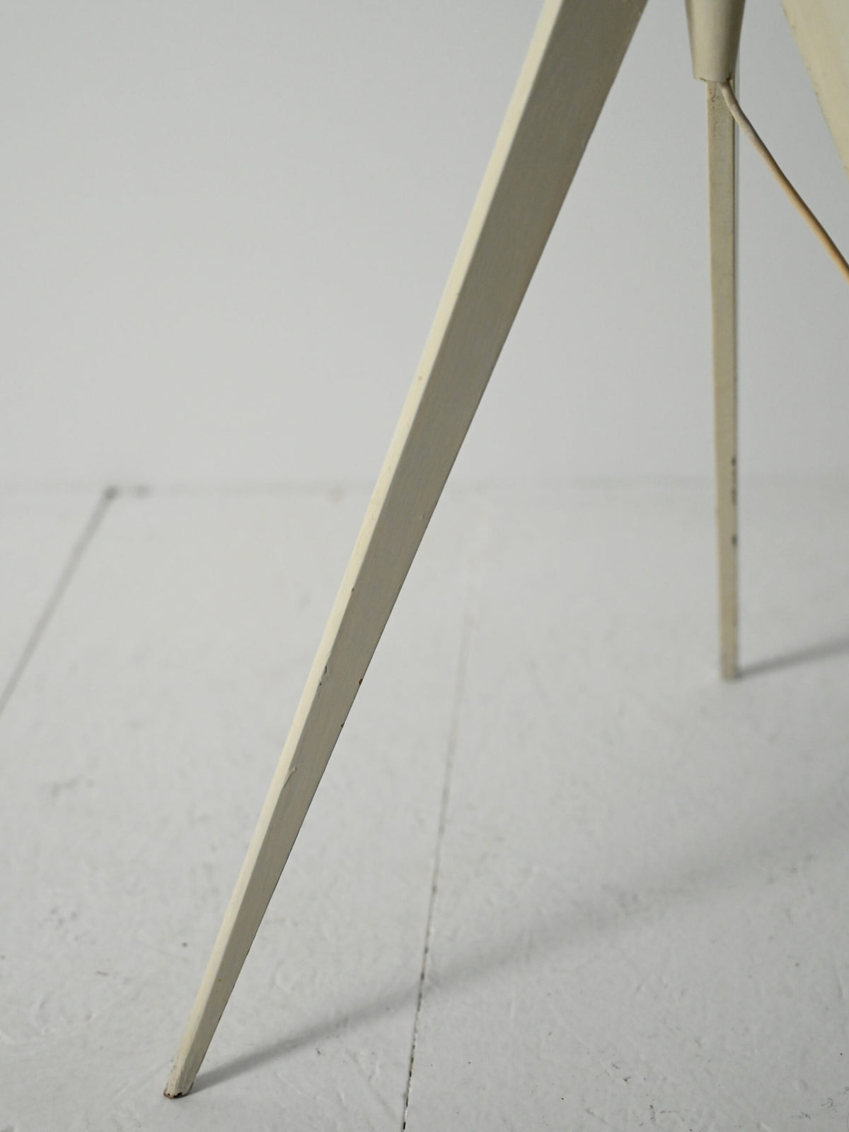 Lampada da terra tripode scandinava in legno laccato bianco 5
