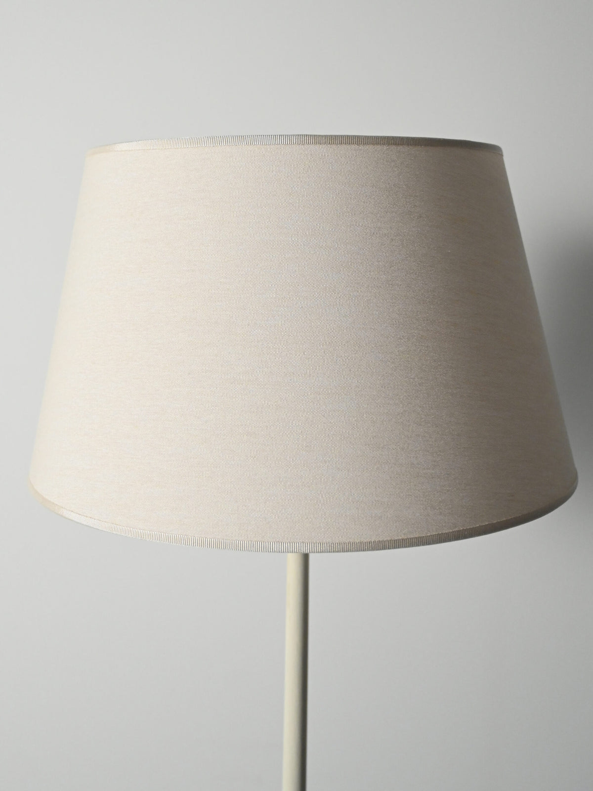 Lampada da terra tripode scandinava in legno laccato bianco 6