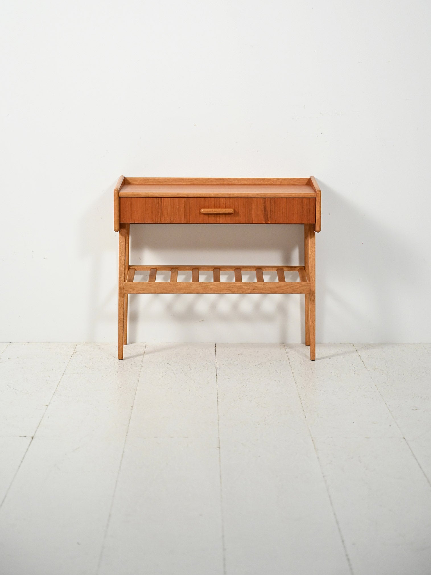Comodino scandinavo con cassetto e portariviste 1
