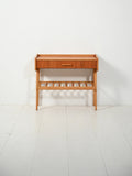 Comodino scandinavo con cassetto e portariviste 1