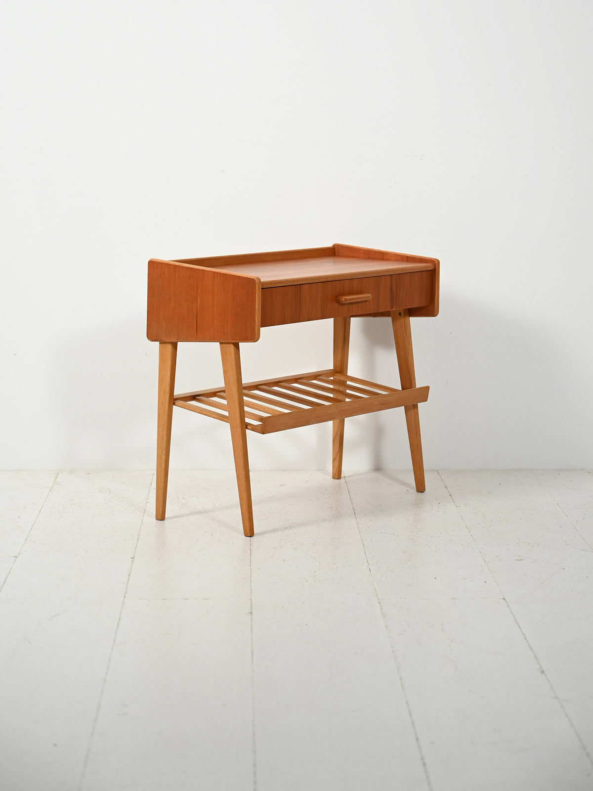 Comodino scandinavo con cassetto e portariviste 2
