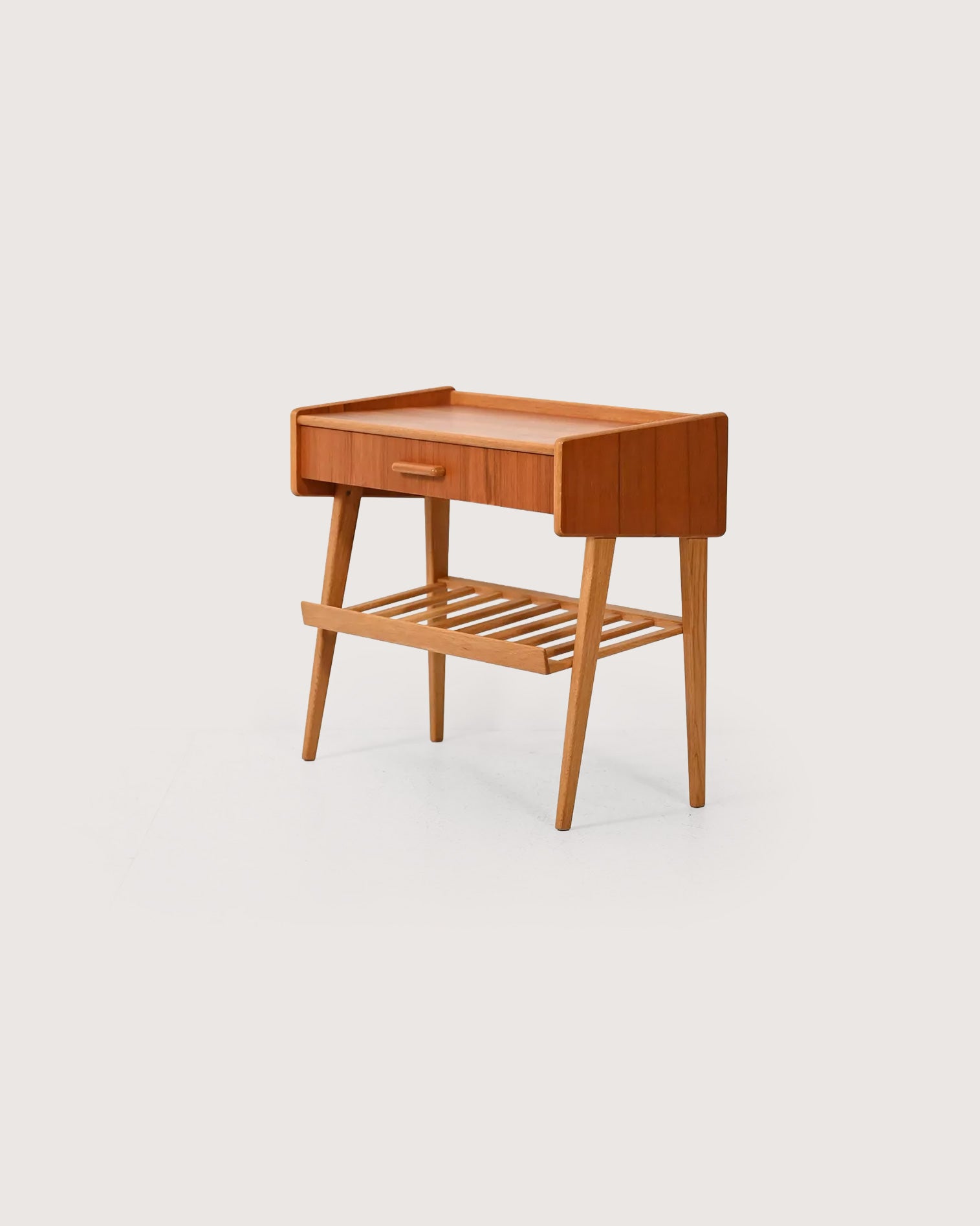 Comodino scandinavo con cassetto e portariviste