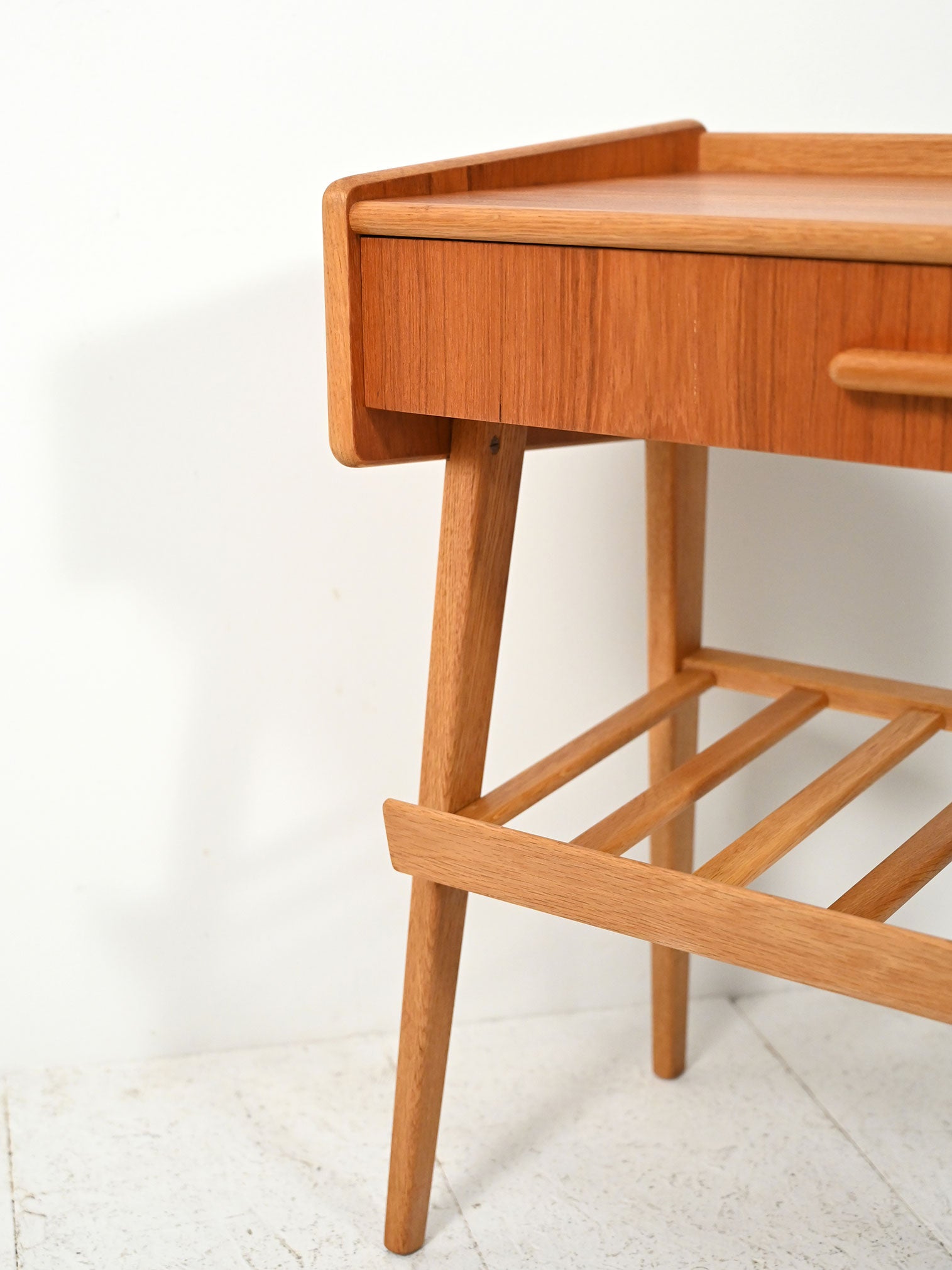 Comodino scandinavo con cassetto e portariviste 4