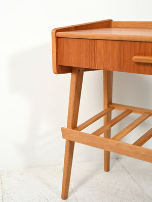 Comodino scandinavo con cassetto e portariviste 4