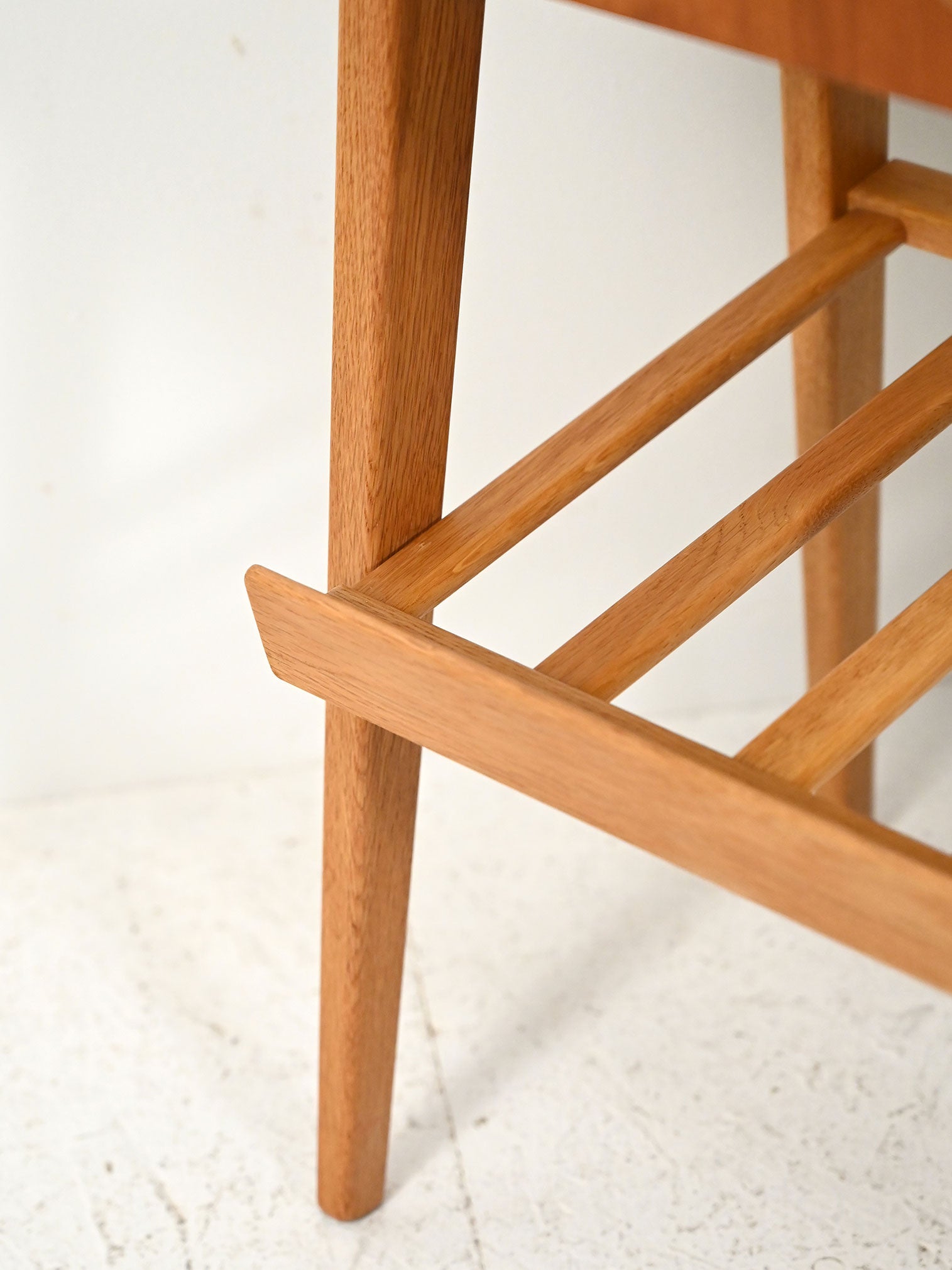 Comodino scandinavo con cassetto e portariviste 6