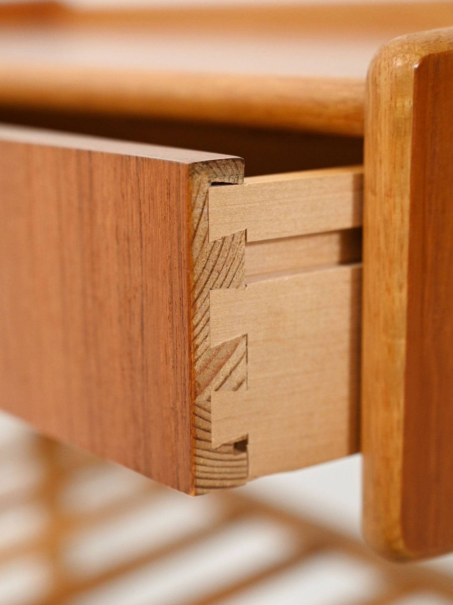 Comodino scandinavo con cassetto e portariviste 7