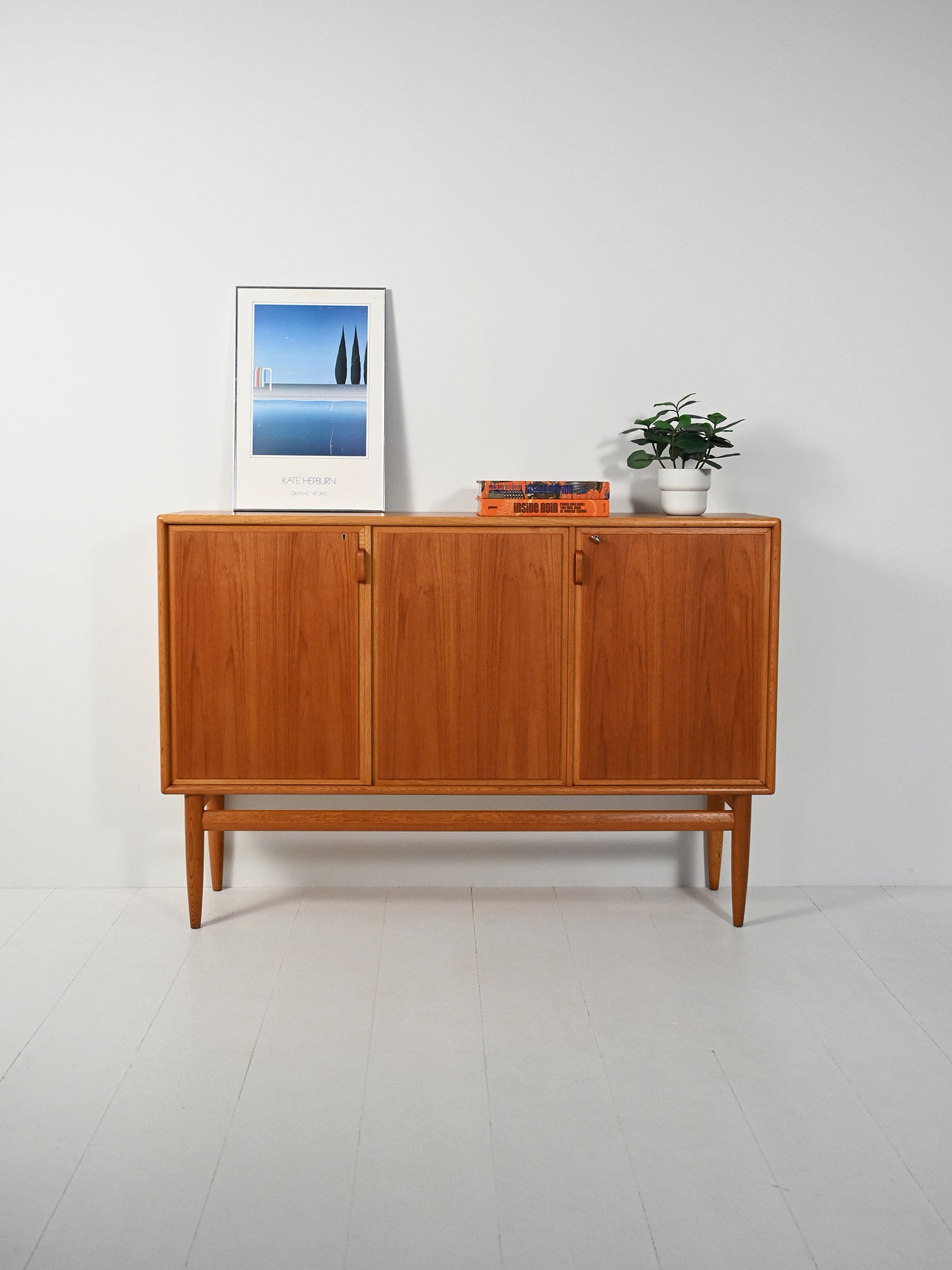 Highboard scandinavo anni 50/60 in rovere e teak con tre ante