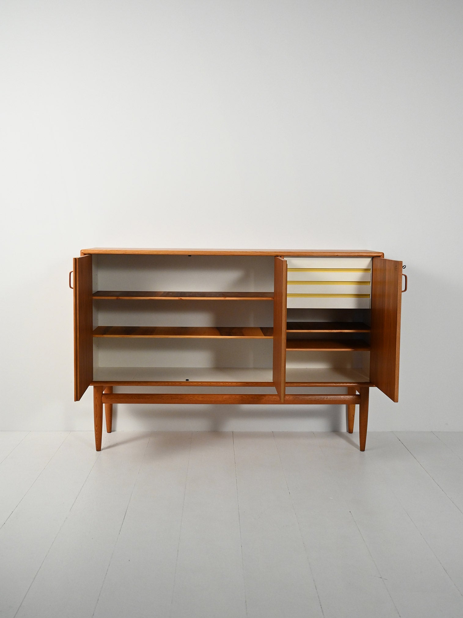 Highboard scandinavo anni 50/60 in rovere e teak con tre ante 2