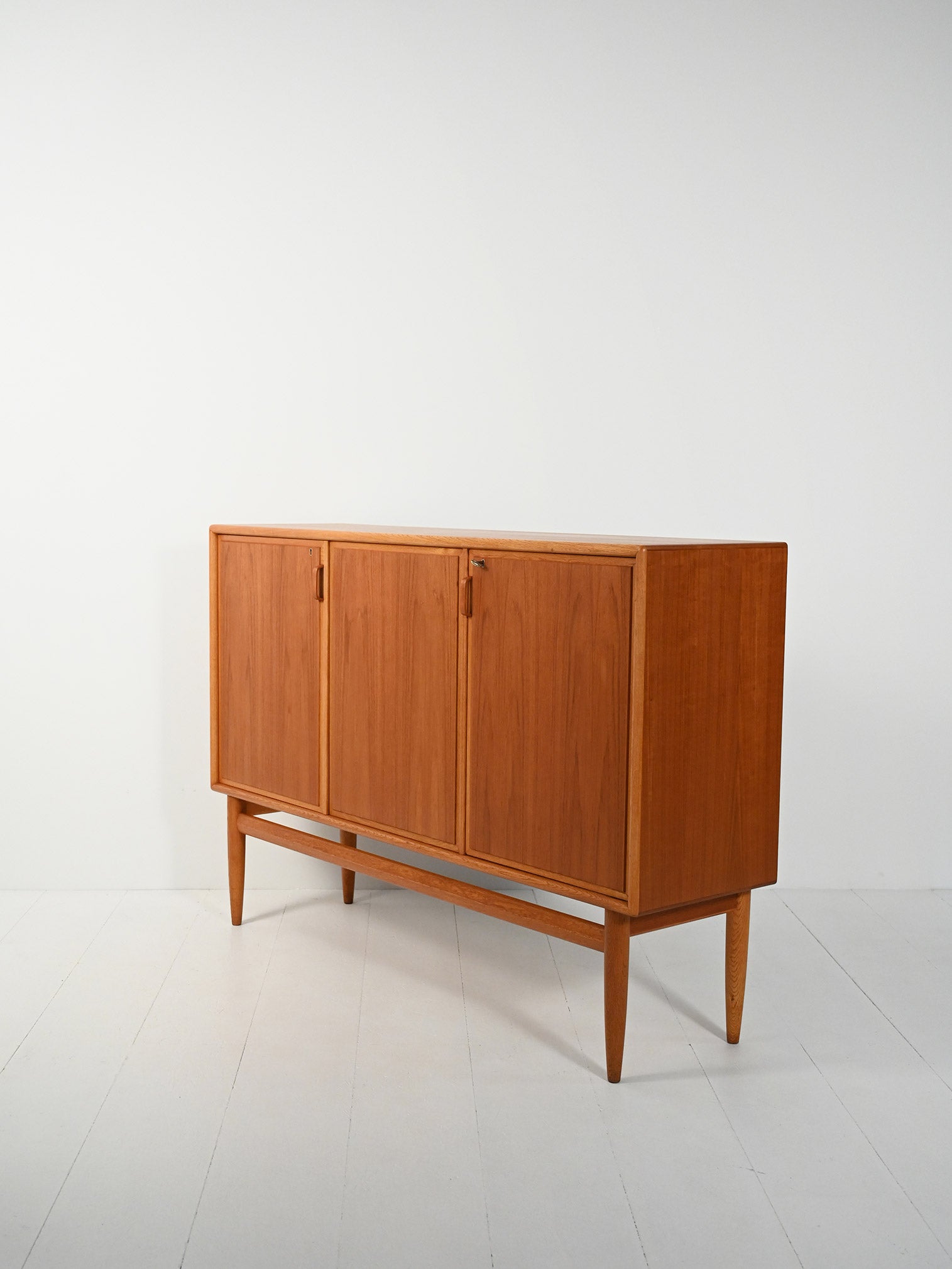 Highboard scandinavo anni 50/60 in rovere e teak con tre ante 4