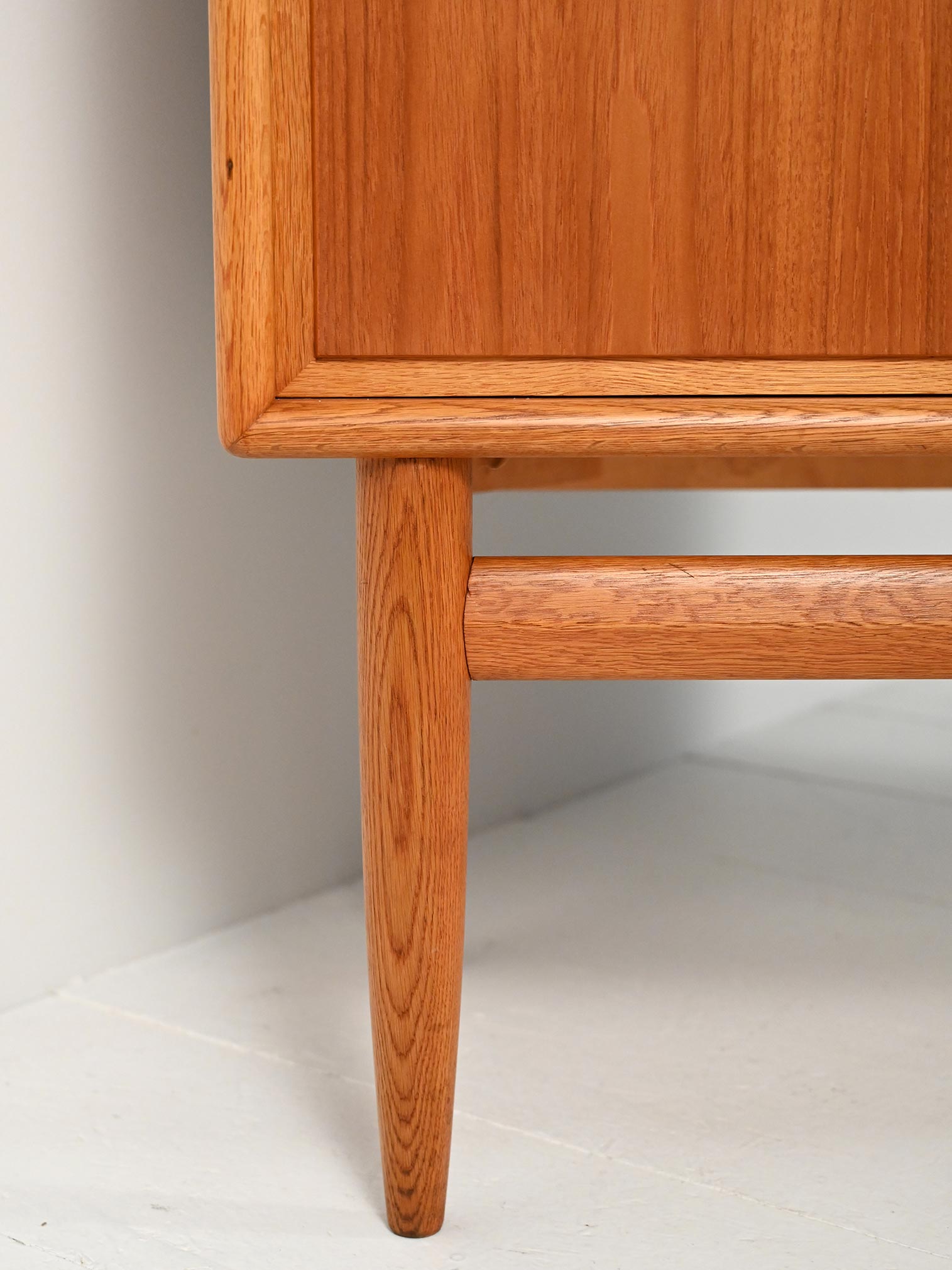 Highboard scandinavo anni 50/60 in rovere e teak con tre ante 6