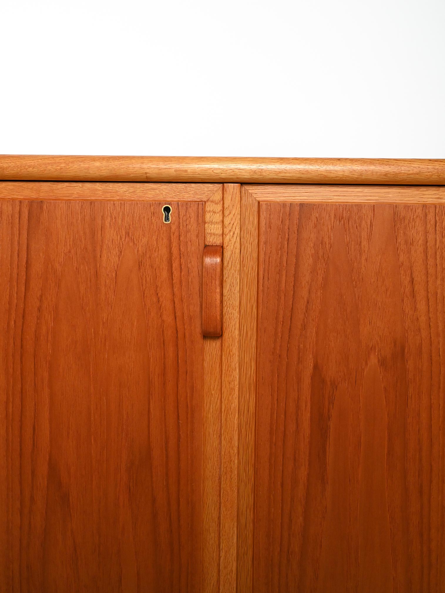 Highboard scandinavo anni 50/60 in rovere e teak con tre ante 7
