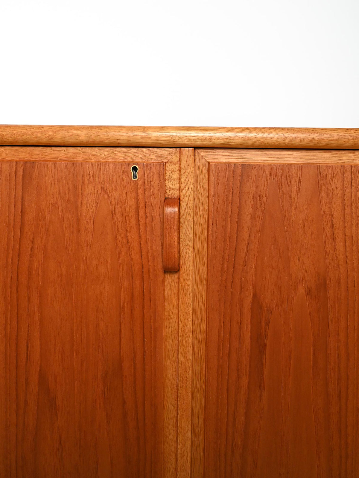Highboard scandinavo anni 50/60 in rovere e teak con tre ante 7