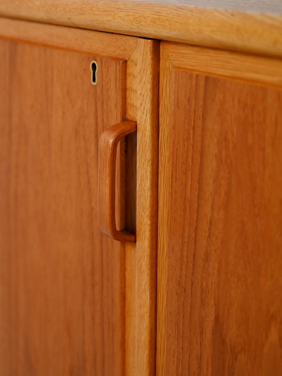 Highboard scandinavo anni 50/60 in rovere e teak con tre ante 8
