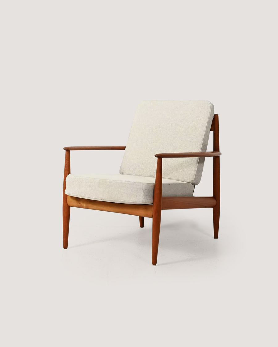 Poltrona danese modello “118” di Grete Jalk