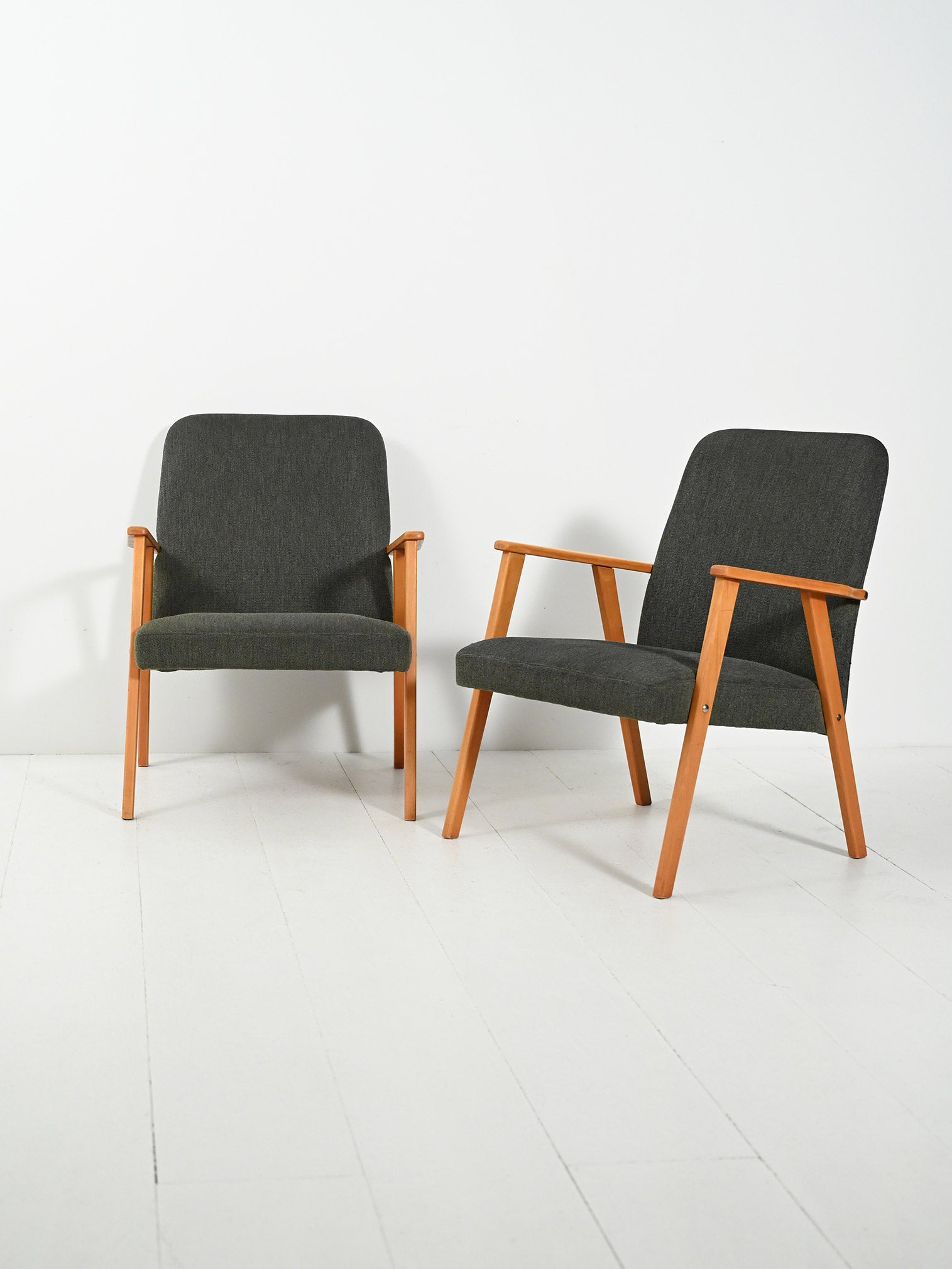 Coppia di Poltrone scandinave in faggio con tappezzeria grigia 1