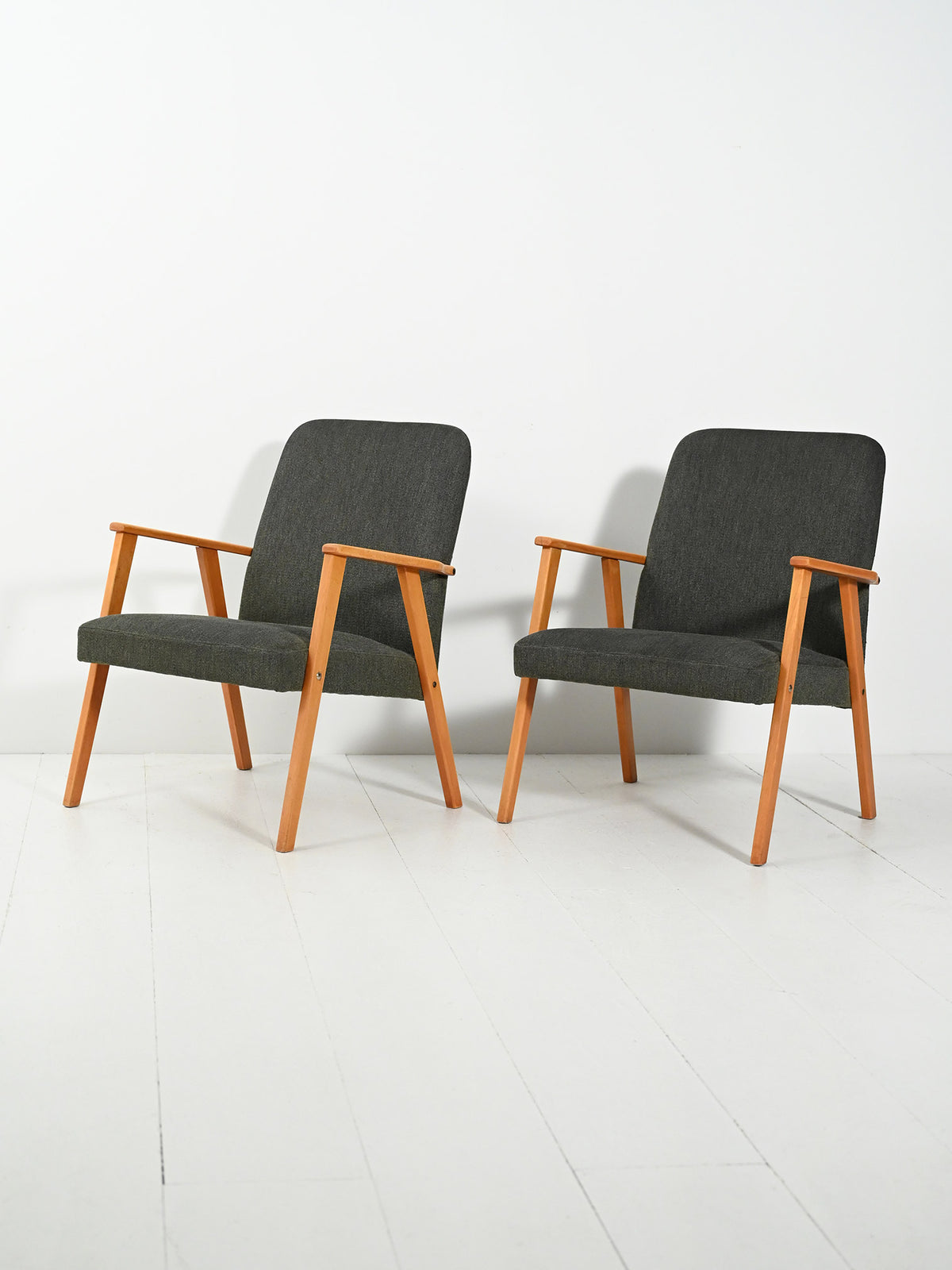 Coppia di Poltrone scandinave in faggio con tappezzeria grigia 2