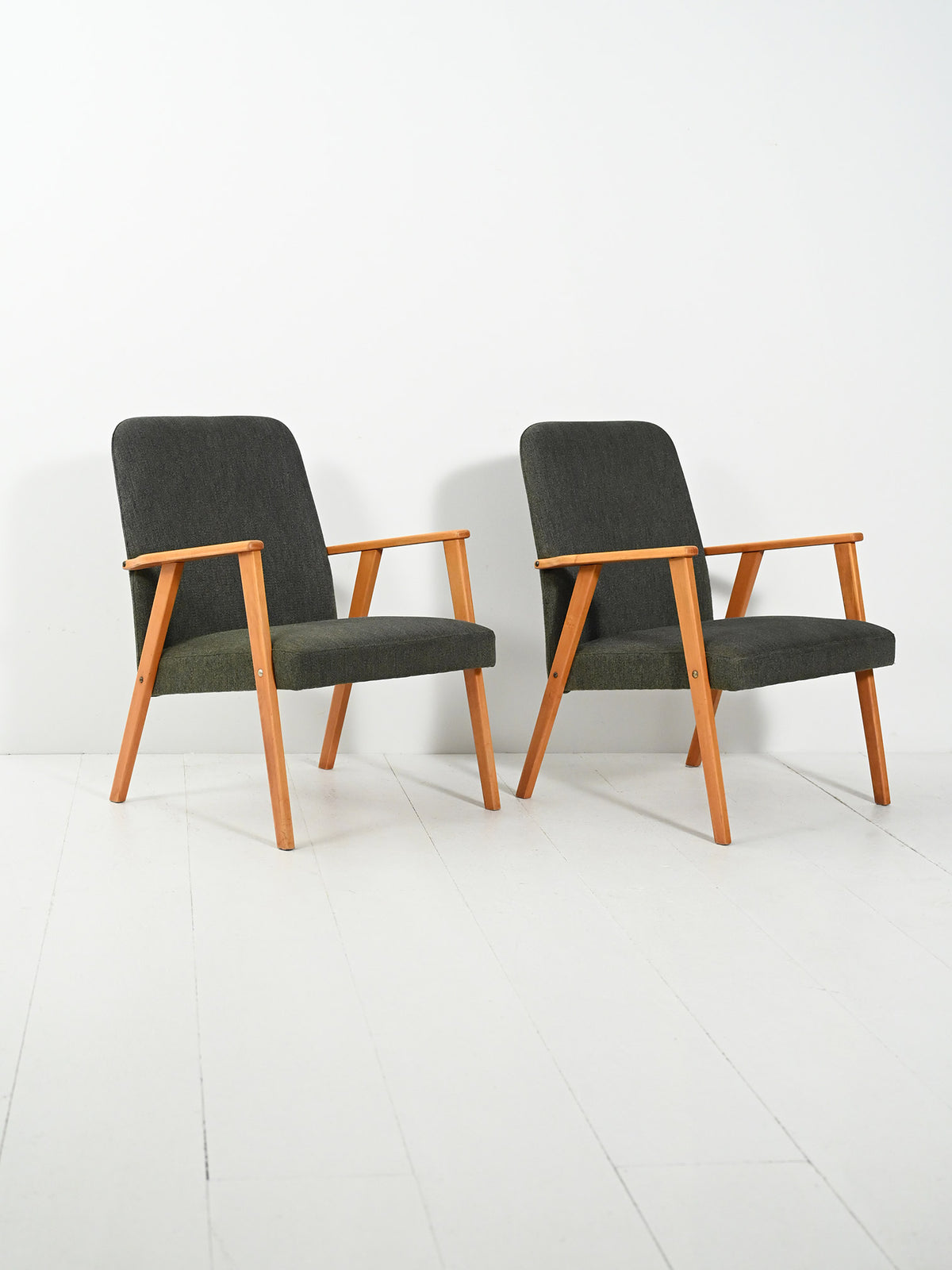 Coppia di Poltrone scandinave in faggio con tappezzeria grigia 3