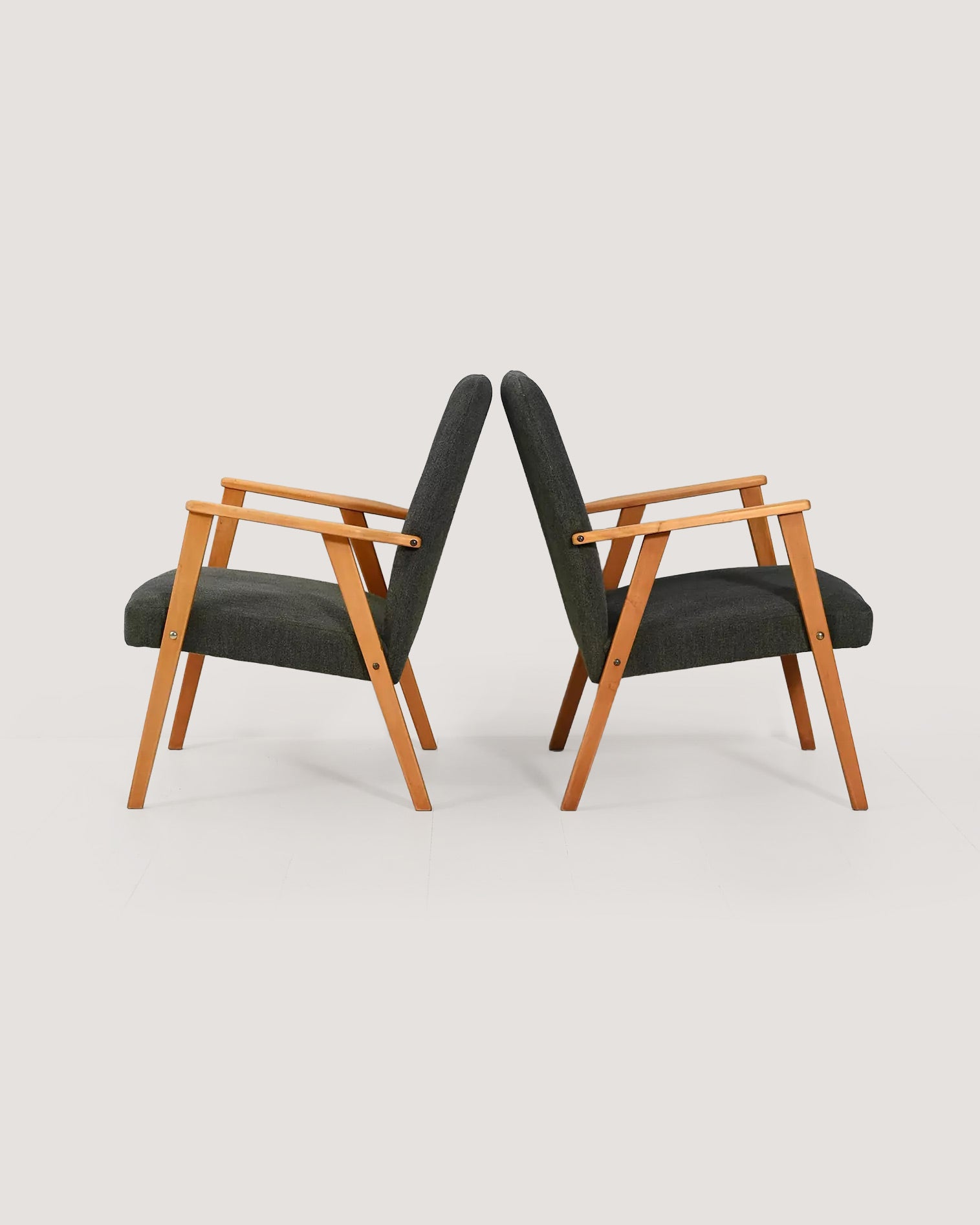 Coppia di Poltrone scandinave in faggio con tappezzeria grigia