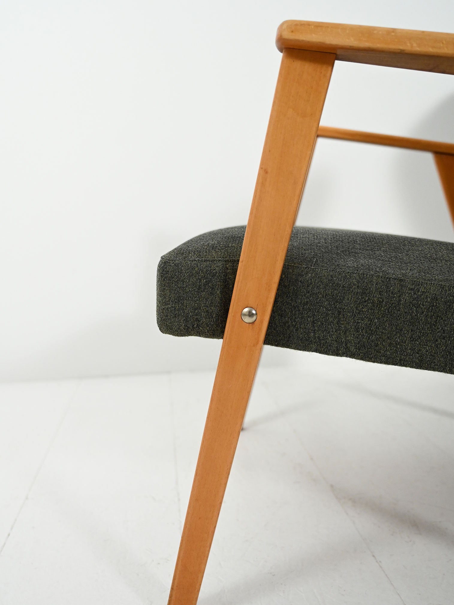 Coppia di Poltrone scandinave in faggio con tappezzeria grigia 7