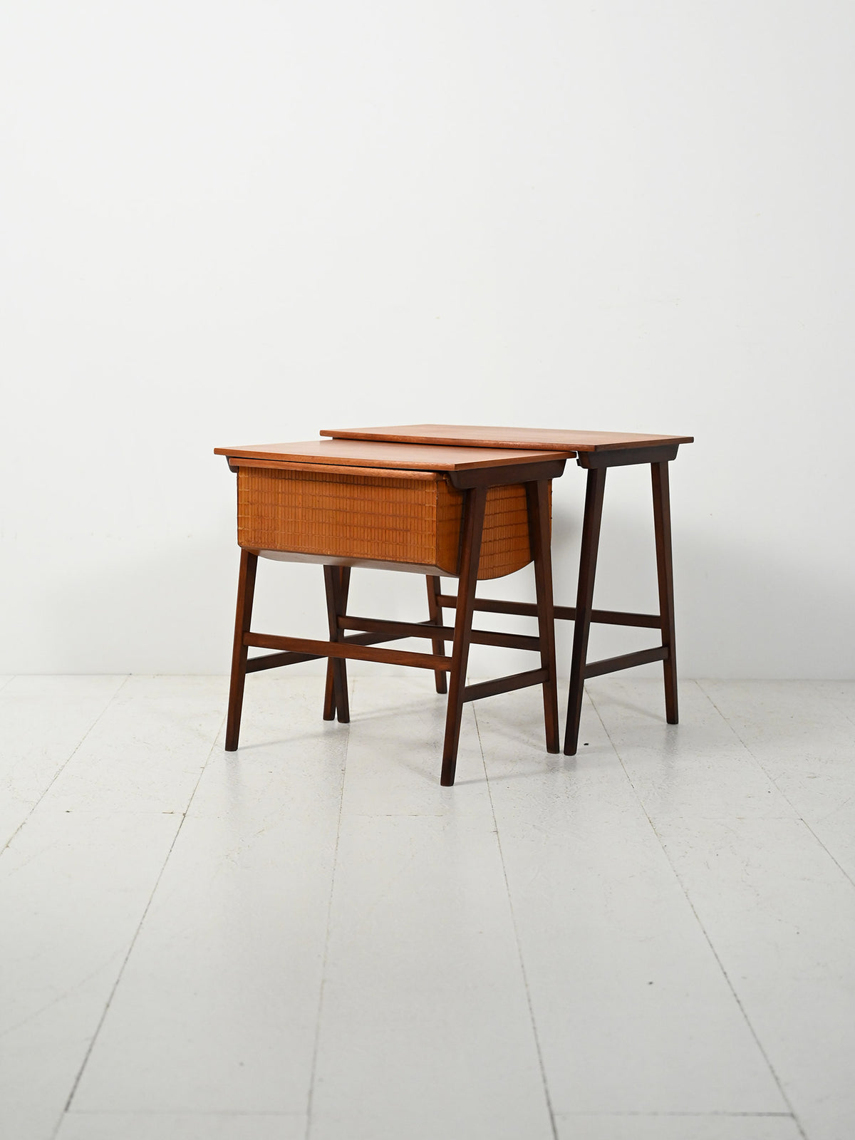 Coppia di coffee table scandinavi ad incastro con porta lana 1
