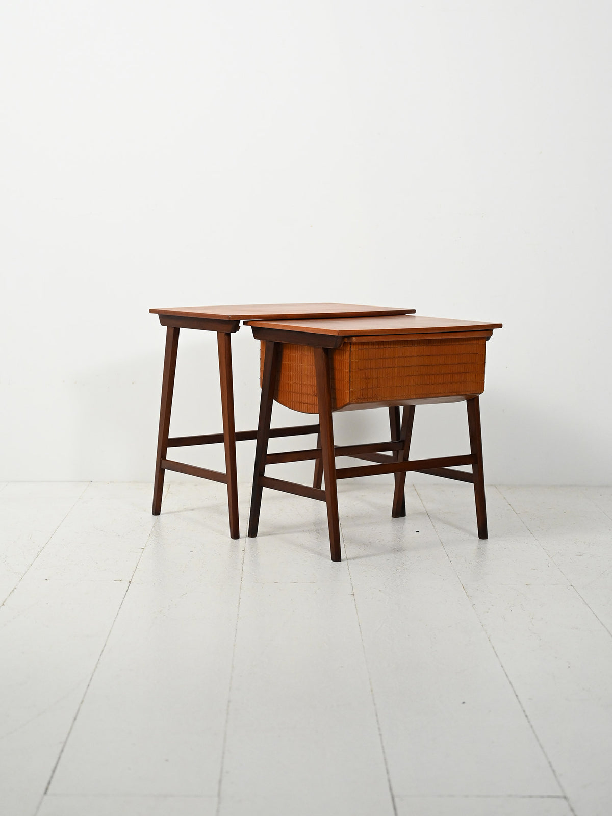 Coppia di coffee table scandinavi ad incastro con porta lana 2