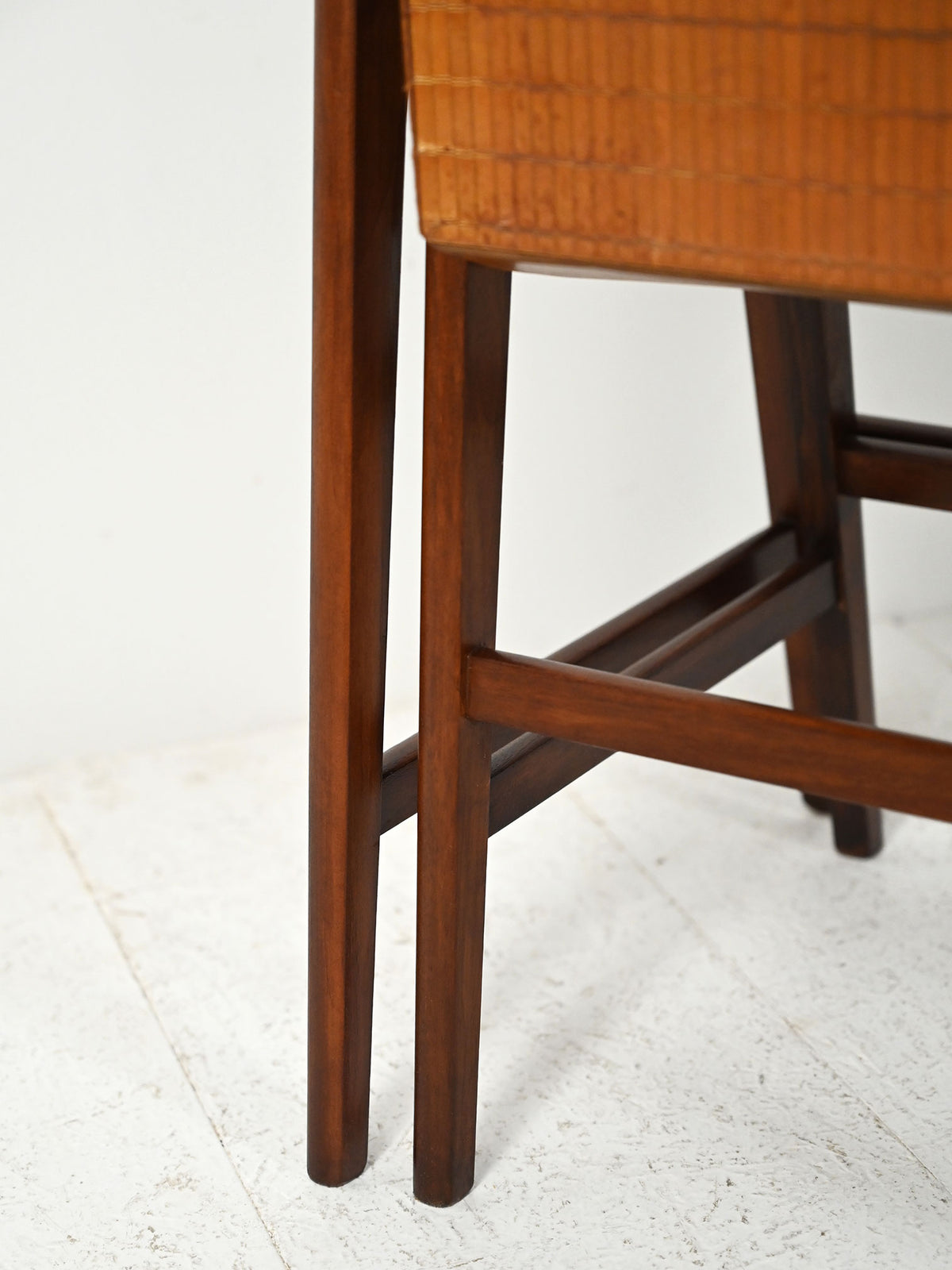 Coppia di coffee table scandinavi ad incastro con porta lana 7