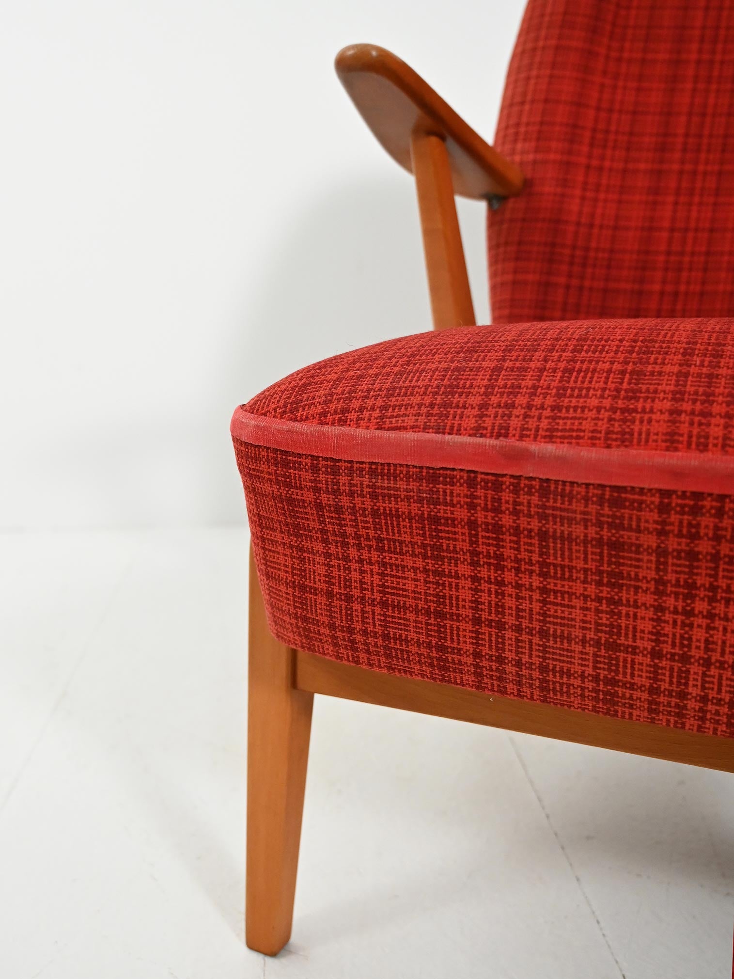 Poltrona scandinava anni 50 con rivestimento in lana rossa 5