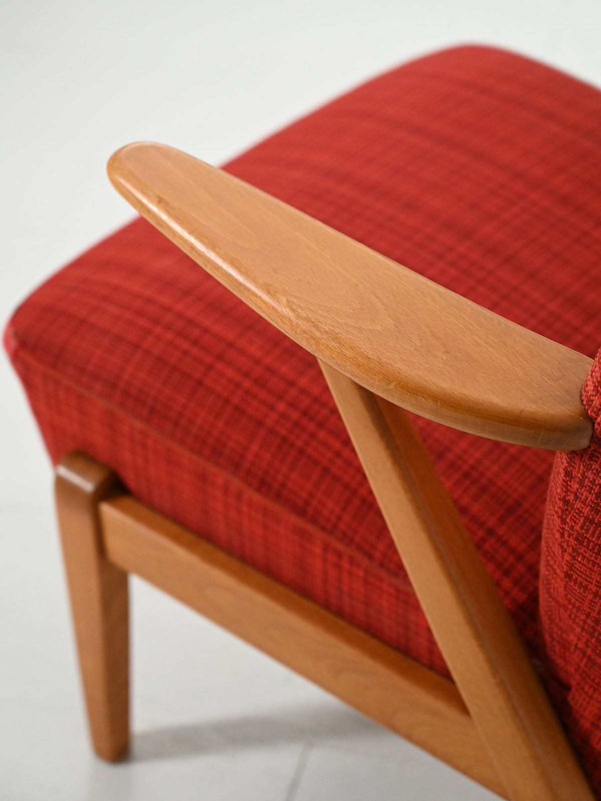 Poltrona scandinava anni 50 con rivestimento in lana rossa 8