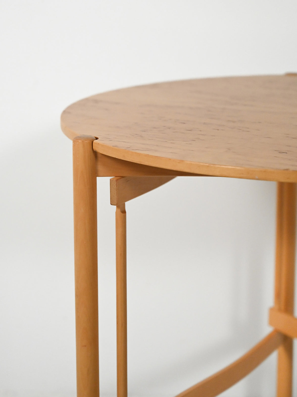 Coffee table scandinavo rotondo in betulla di Karl Andersson & Söner 4