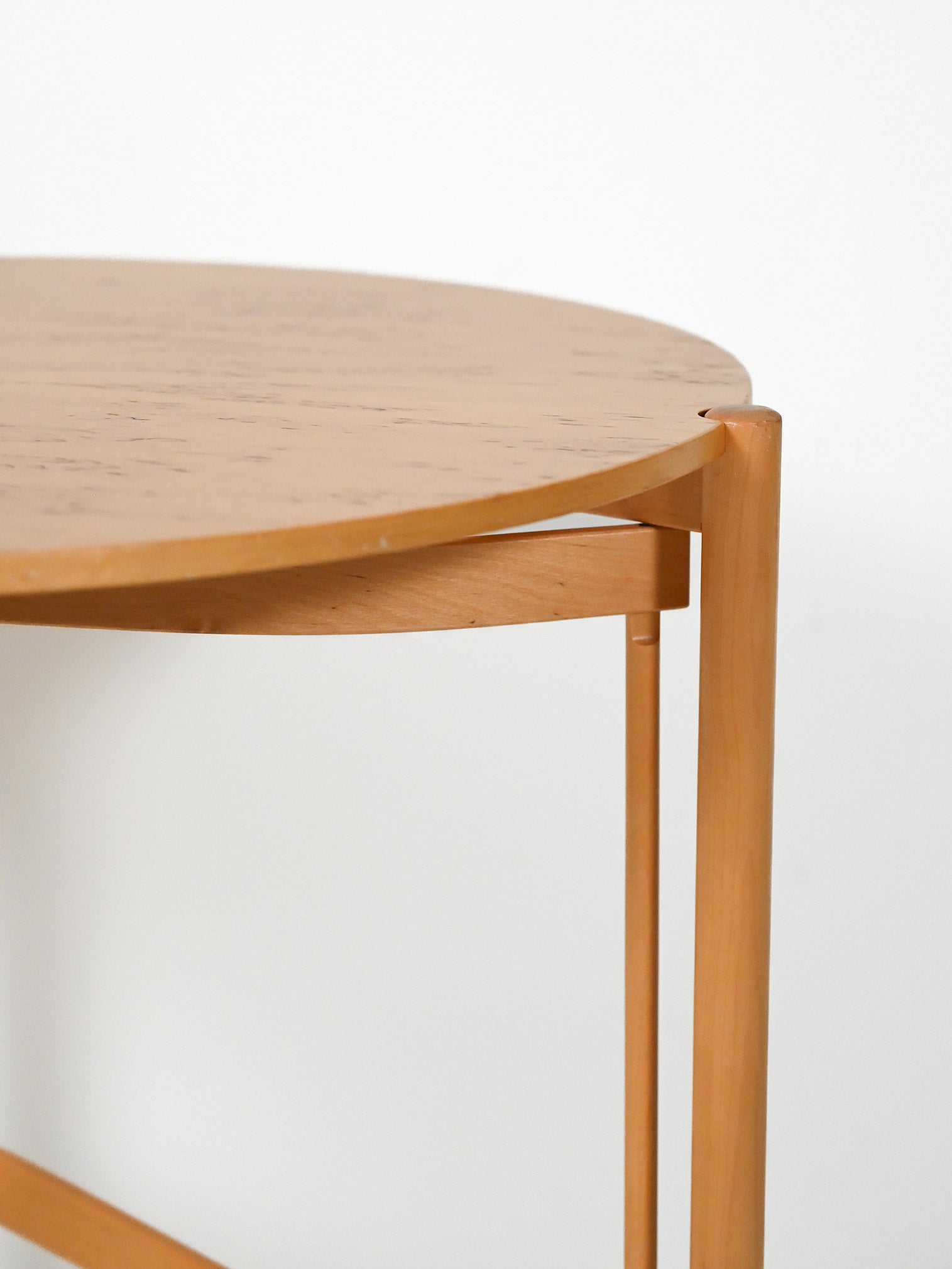 Coffee table scandinavo rotondo in betulla di Karl Andersson & Söner 5